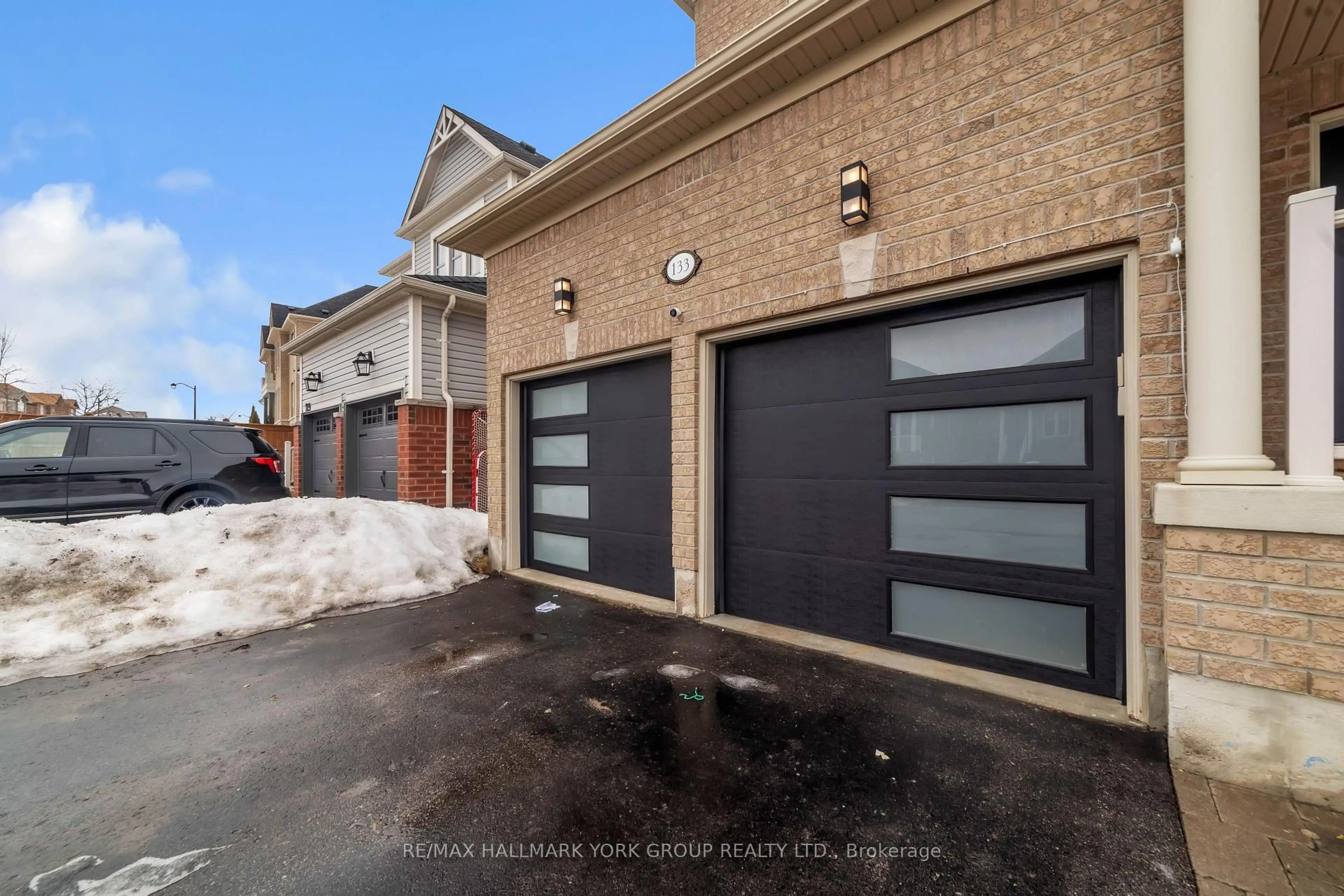 Indoor garage for 133 Long St, Bradford West Gwillimbury Ontario L3Z 0S5