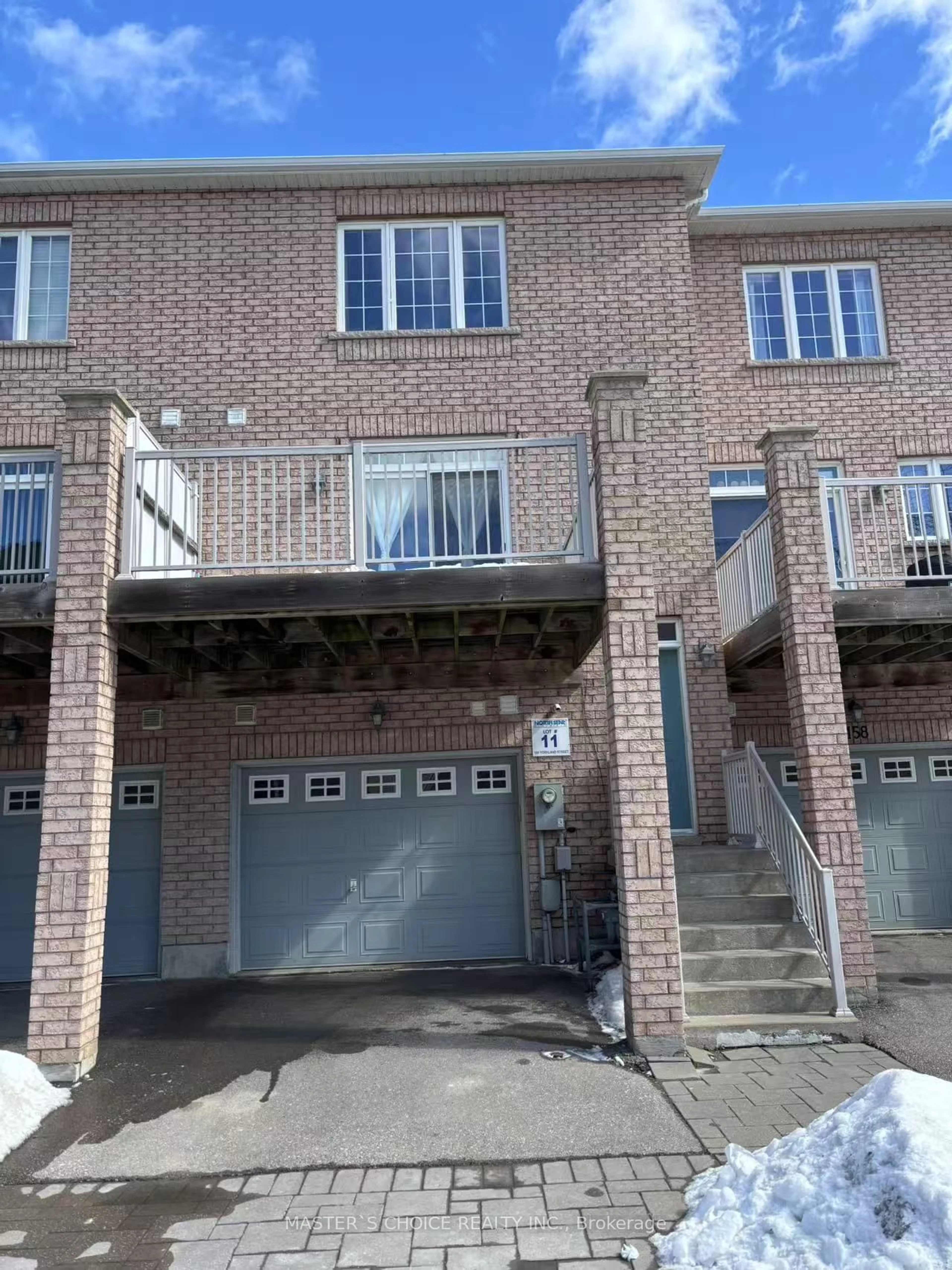 A pic from outside/outdoor area/front of a property/back of a property/a pic from drone, street for 160 Yorkland St, Richmond Hill Ontario L4S 0E1