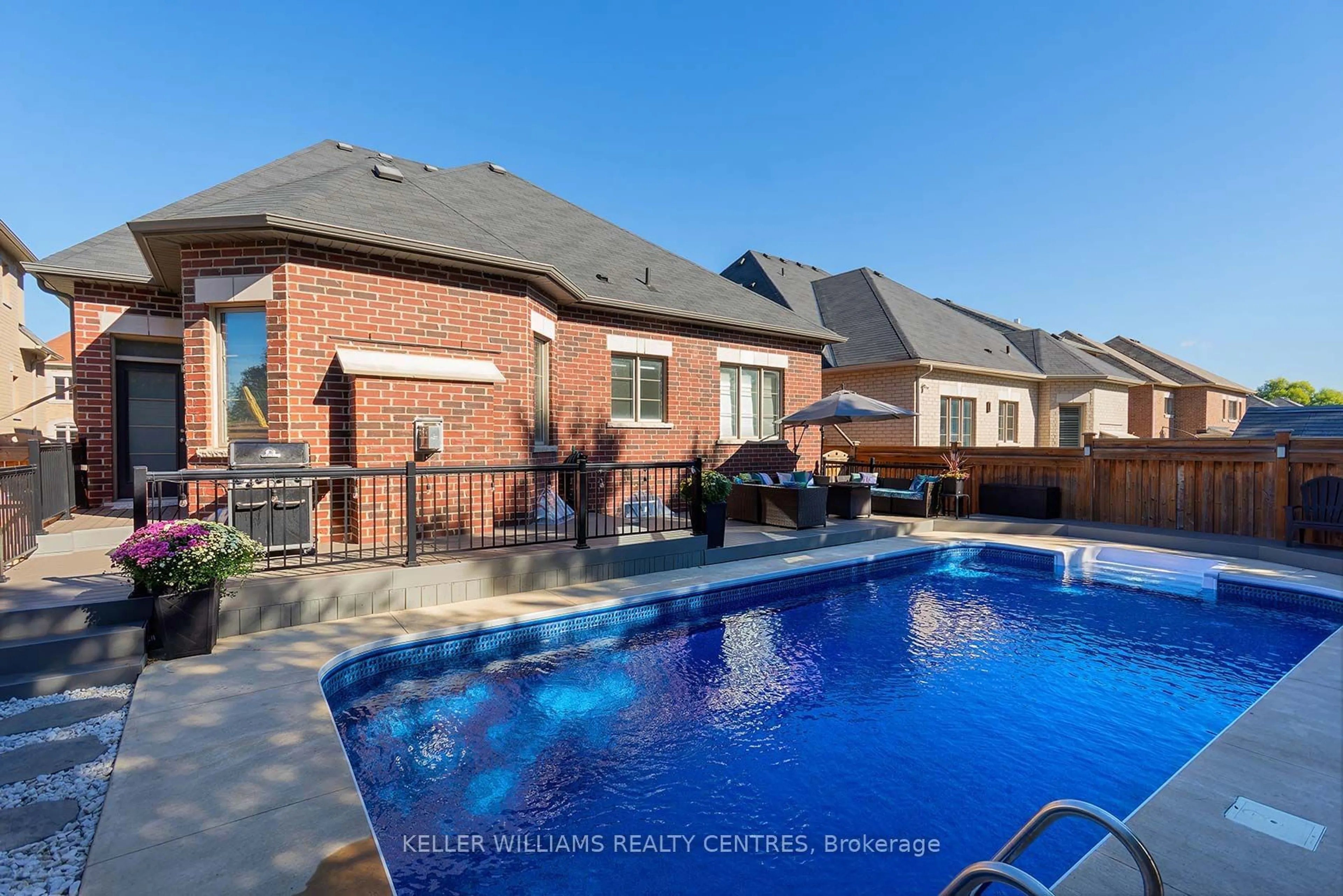 Pool for 581 McGregor Farm Tr, Newmarket Ontario L3X 0H6