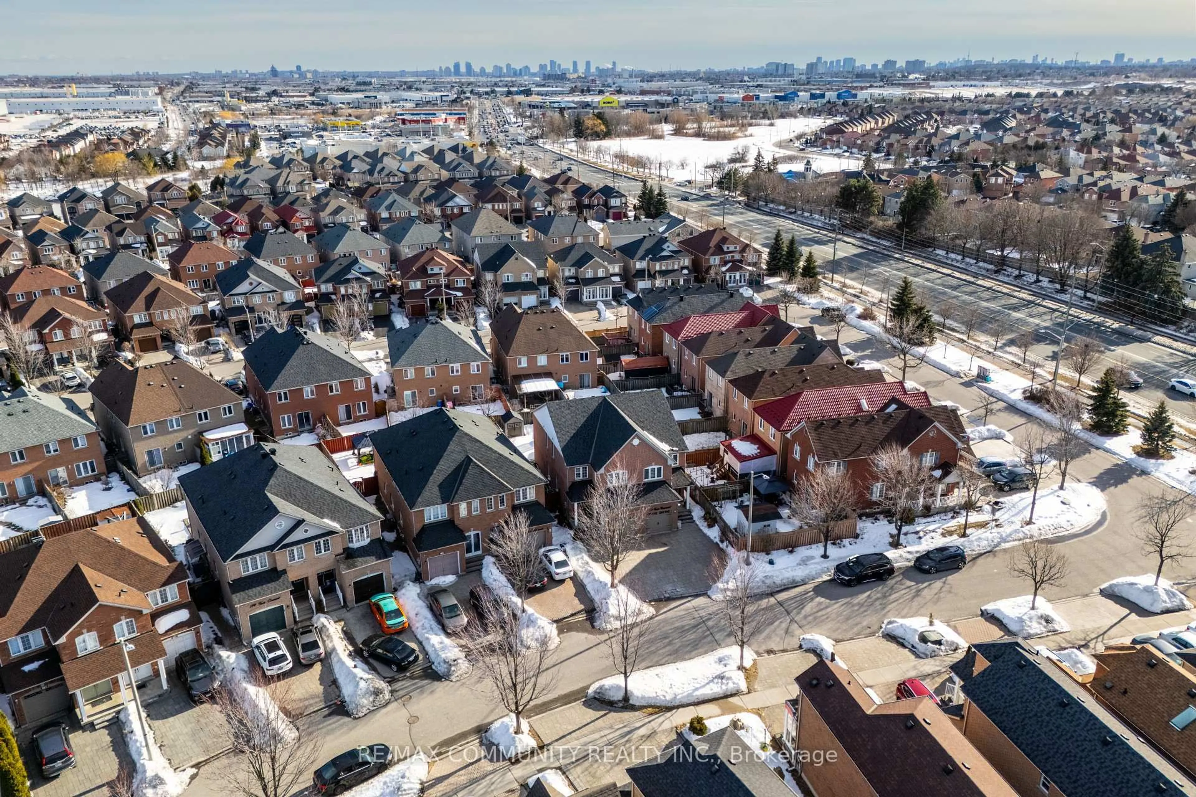 A pic from outside/outdoor area/front of a property/back of a property/a pic from drone, street for 106 Tara Cres, Markham Ontario L3S 4S8