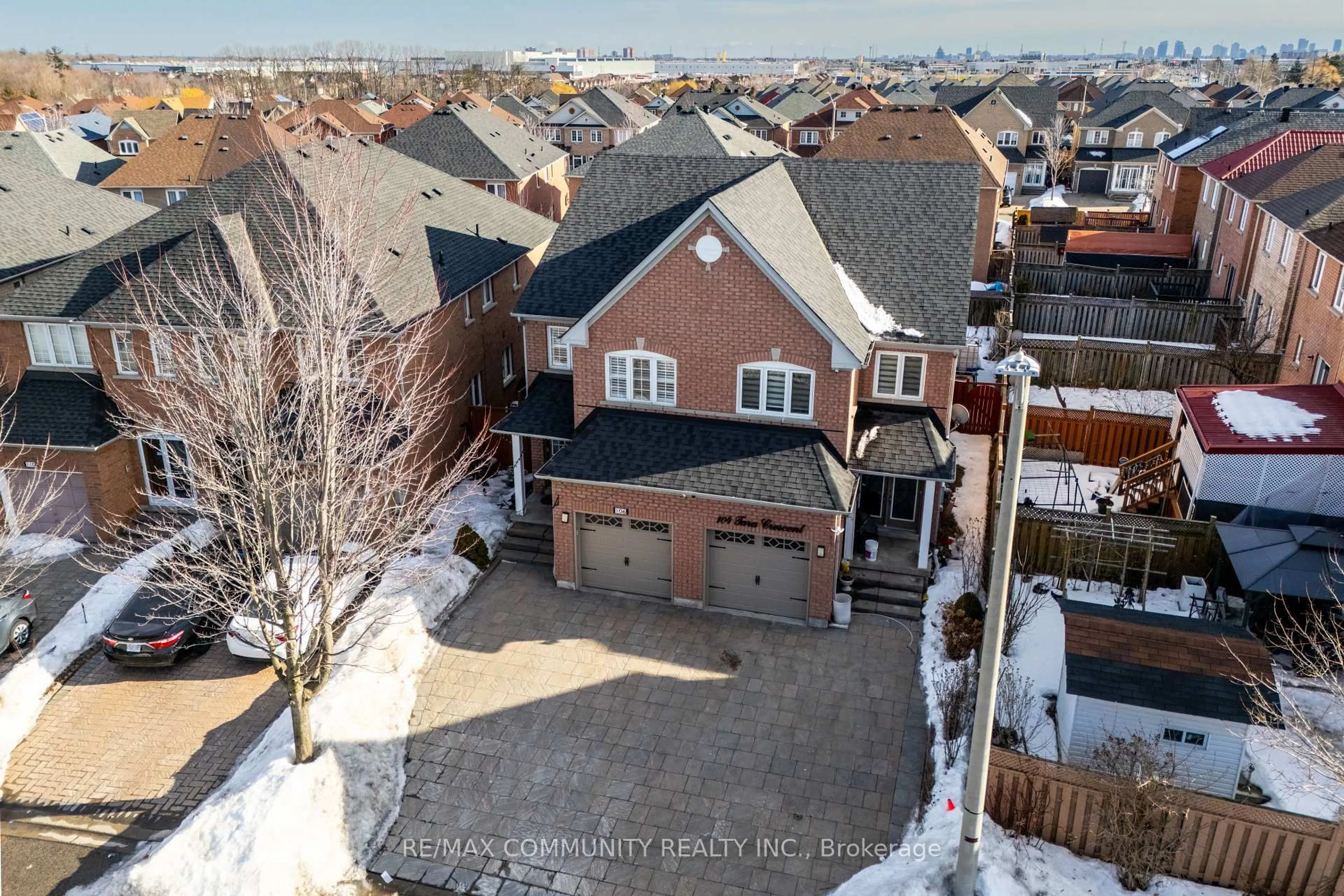 A pic from outside/outdoor area/front of a property/back of a property/a pic from drone, street for 106 Tara Cres, Markham Ontario L3S 4S8