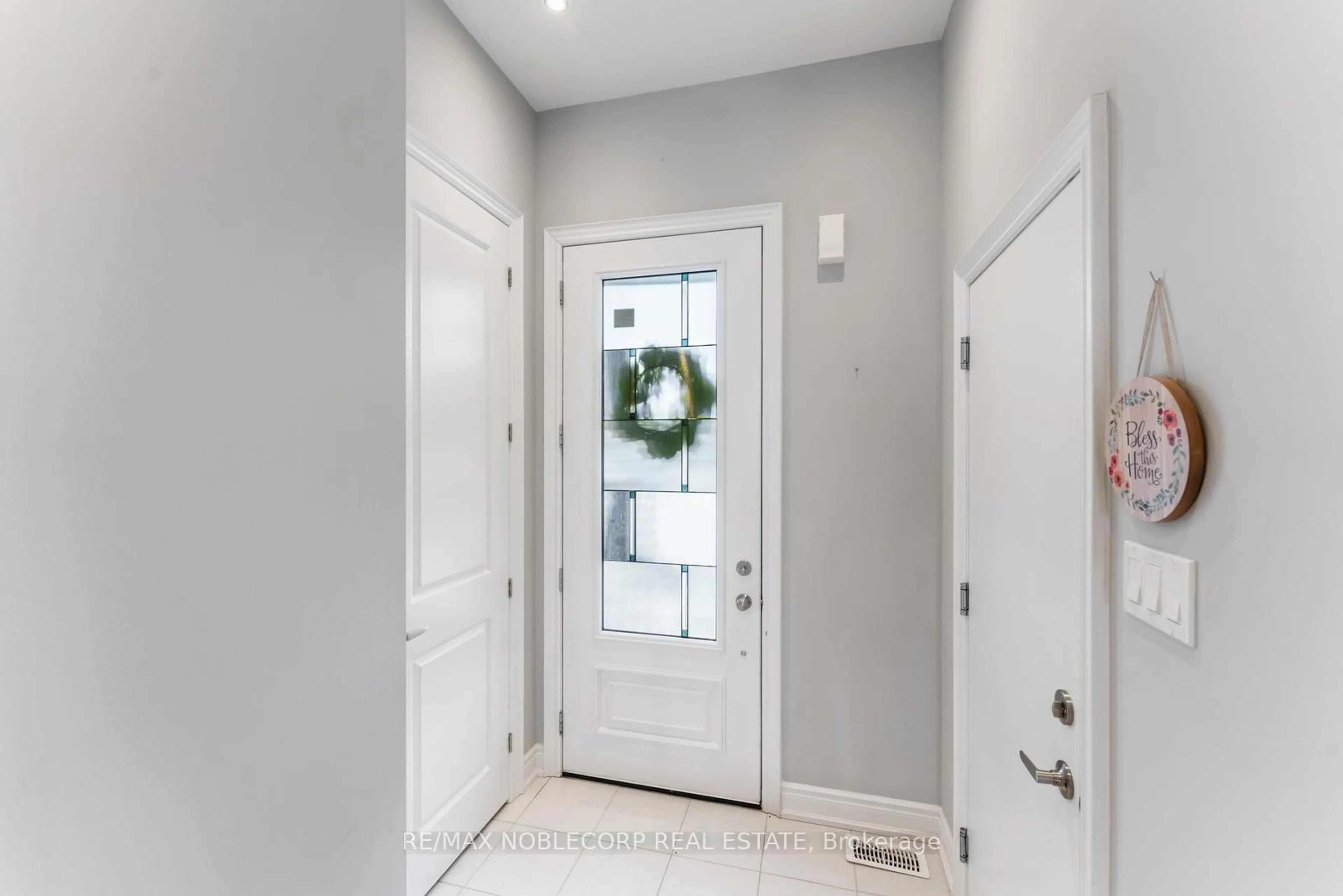 Indoor entryway for 209 Walker Blvd, New Tecumseth Ontario L9R 0R3