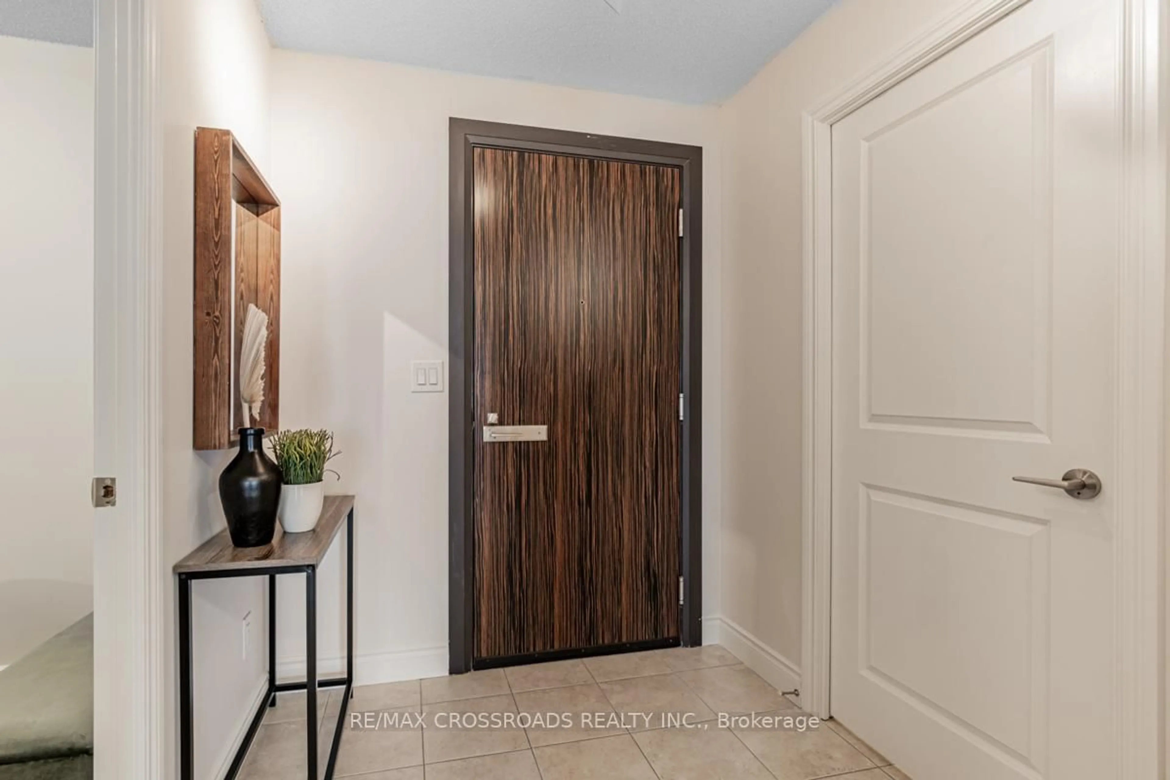 Indoor entryway for 253 South Park Rd #909, Markham Ontario L3T 0B4