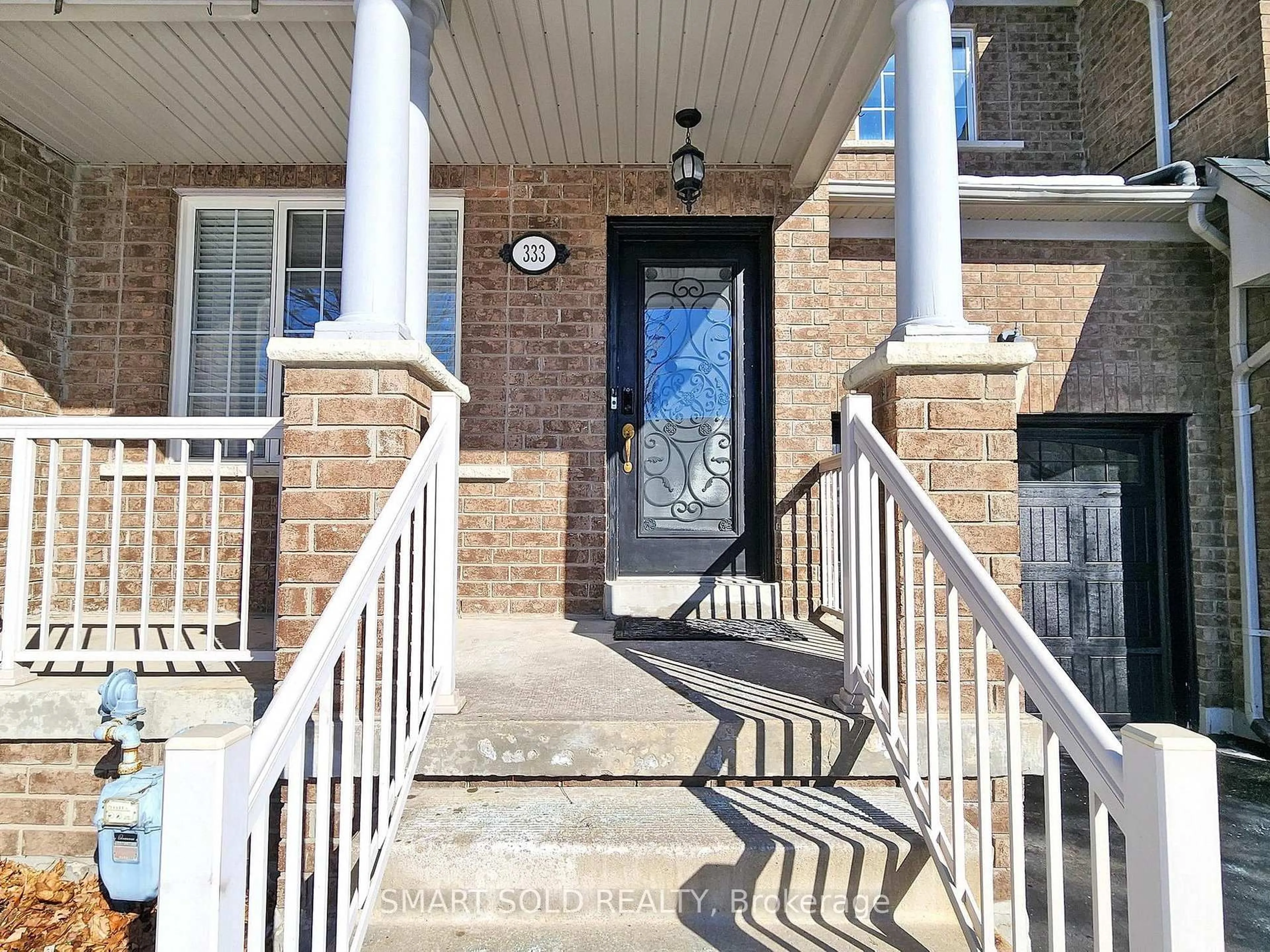 Indoor entryway for 333 Flagstone Way, Newmarket Ontario L3X 2R9