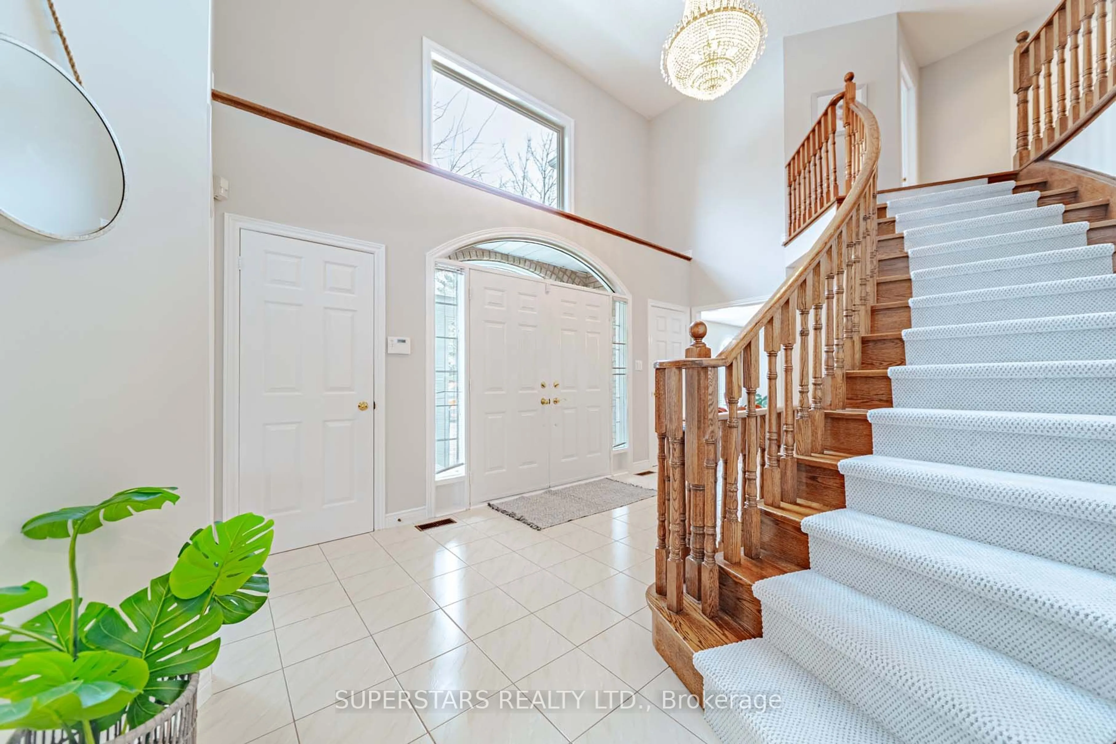 Indoor foyer for 37 Compton Cres, Richmond Hill Ontario L4B 3E9