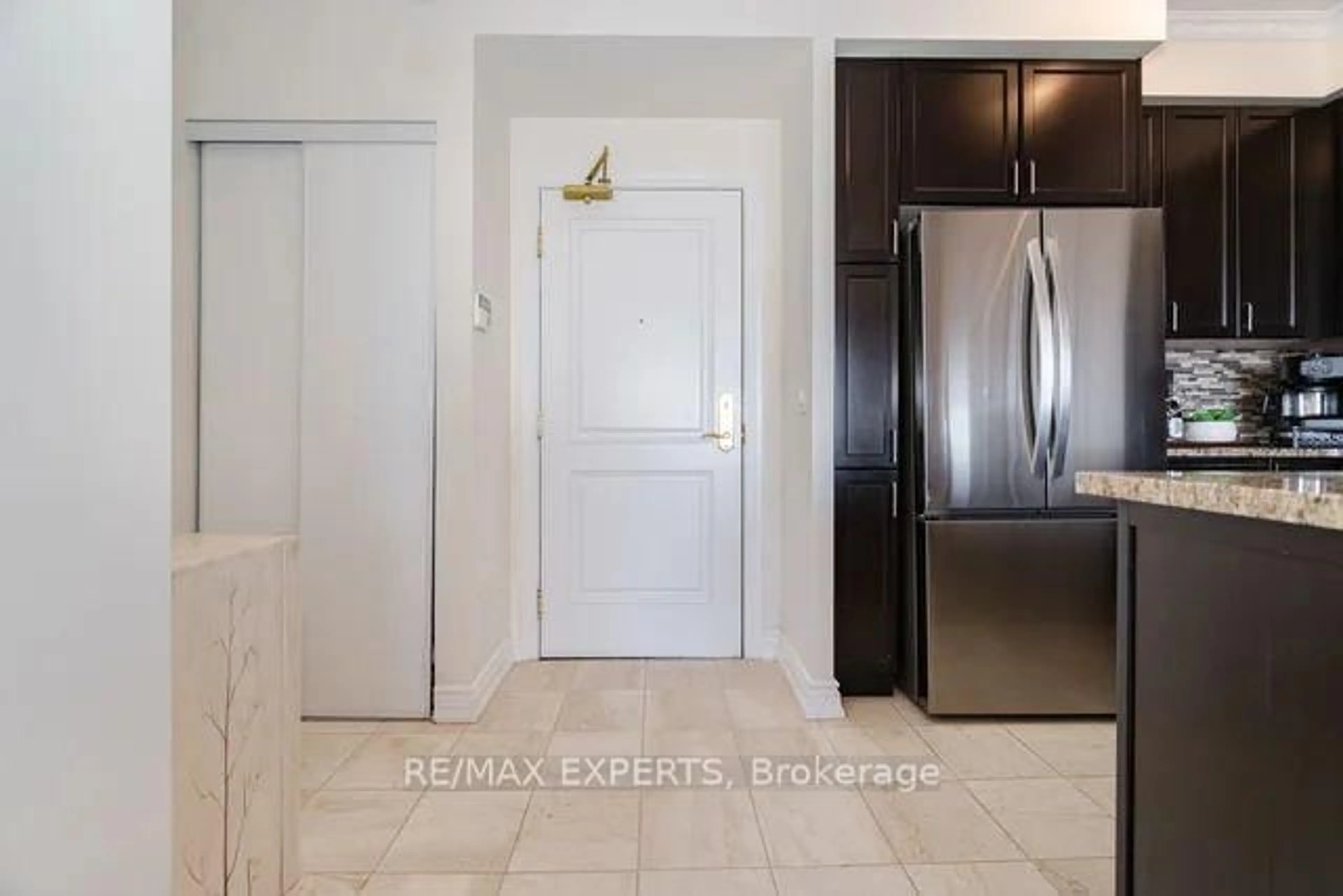 Indoor entryway for 9255 Jane St #809, Vaughan Ontario L6A 0K1