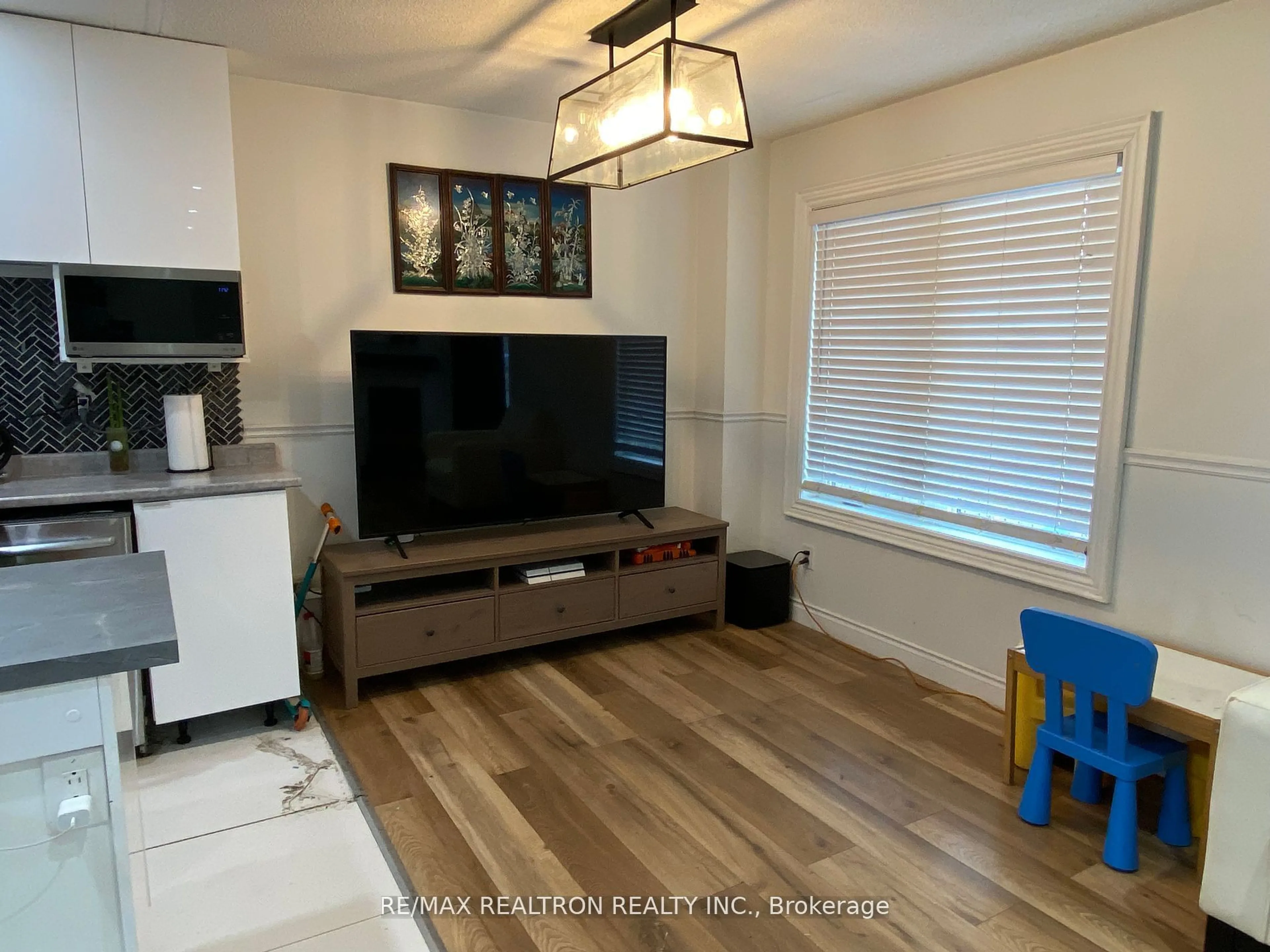 Living room with furniture, wood/laminate floor for 105 Longview Dr, Bradford West Gwillimbury Ontario L3Z 2Z2