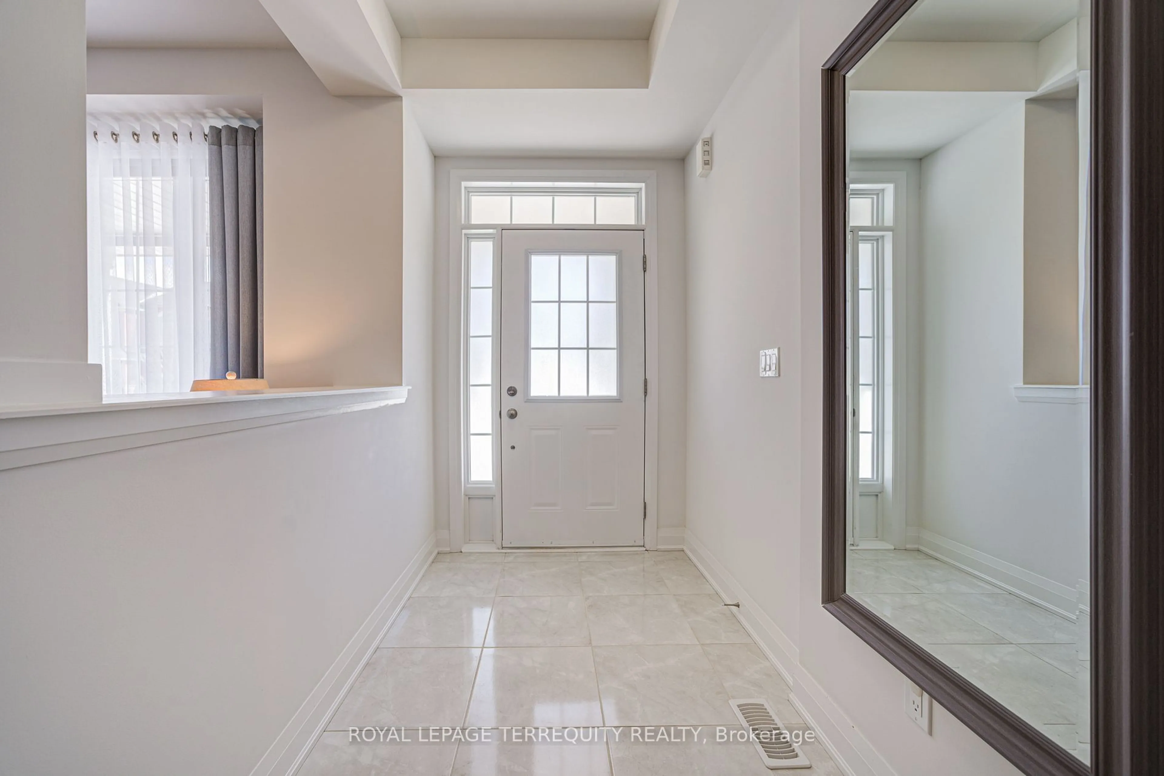 Indoor entryway for 20 Whippletree Dr, East Gwillimbury Ontario L9N 0X2