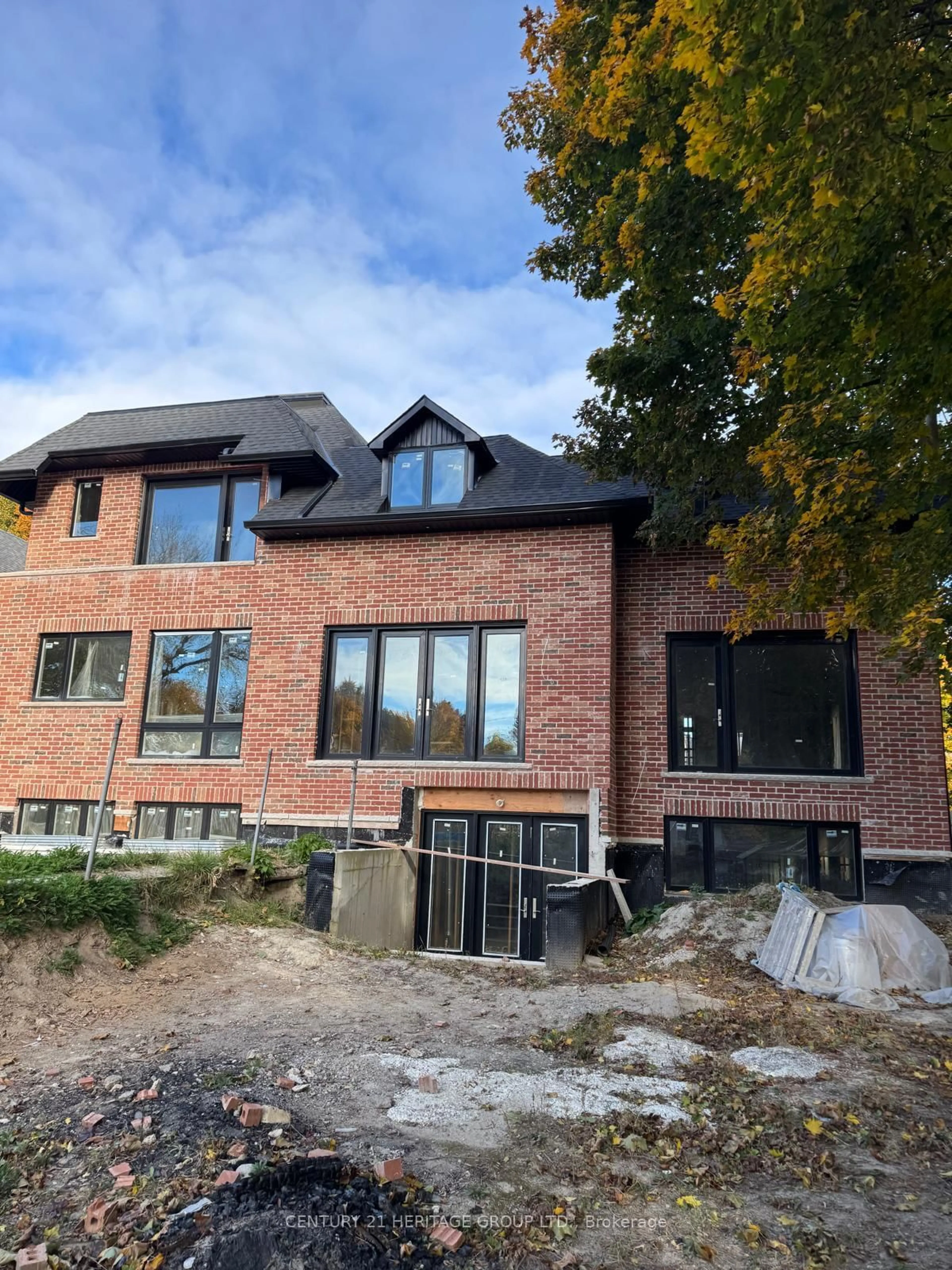 Home with brick exterior material, building for 582 Lydia St, Newmarket Ontario L3Y 1M3