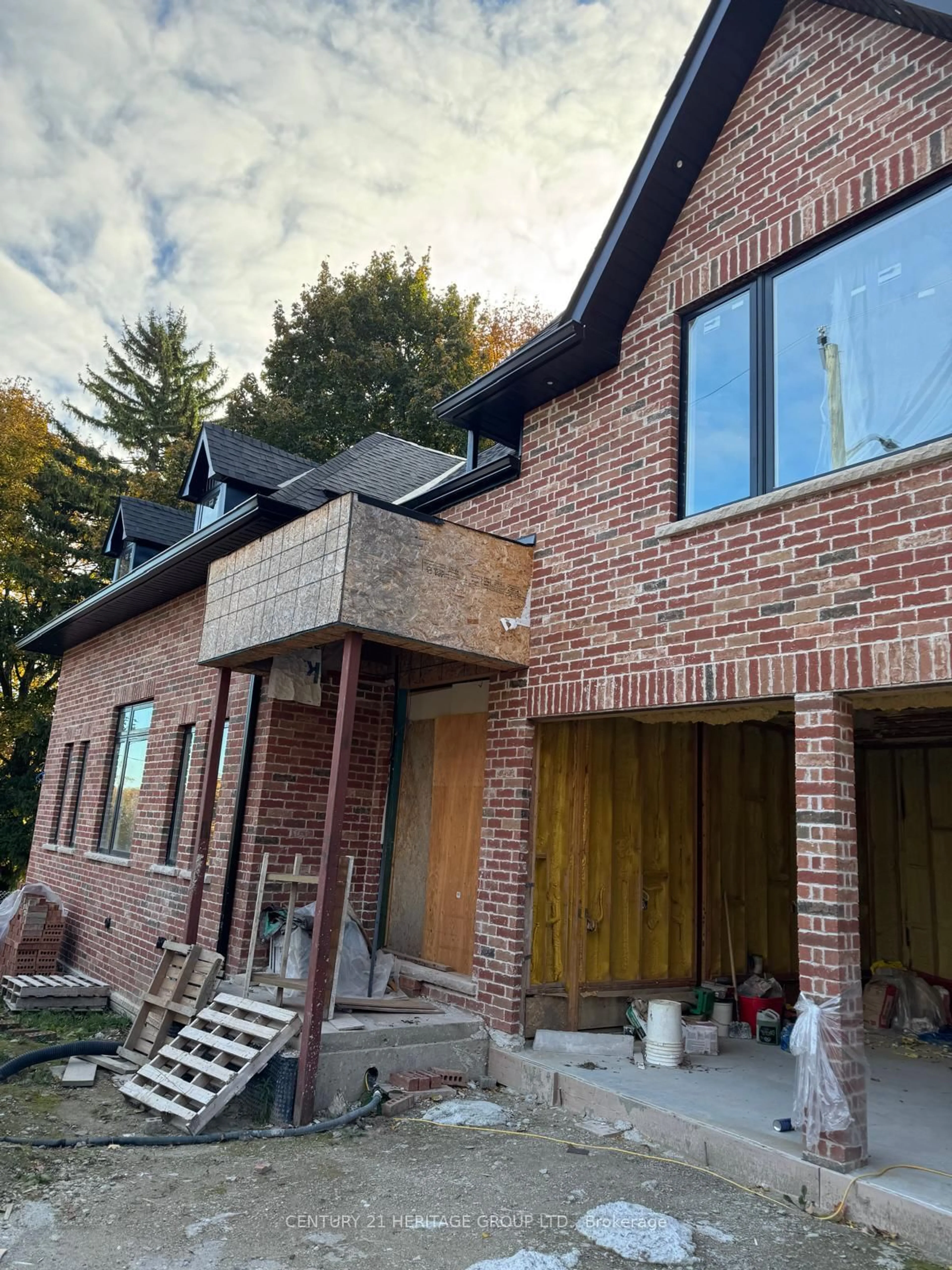 Home with brick exterior material, building for 582 Lydia St, Newmarket Ontario L3Y 1M3