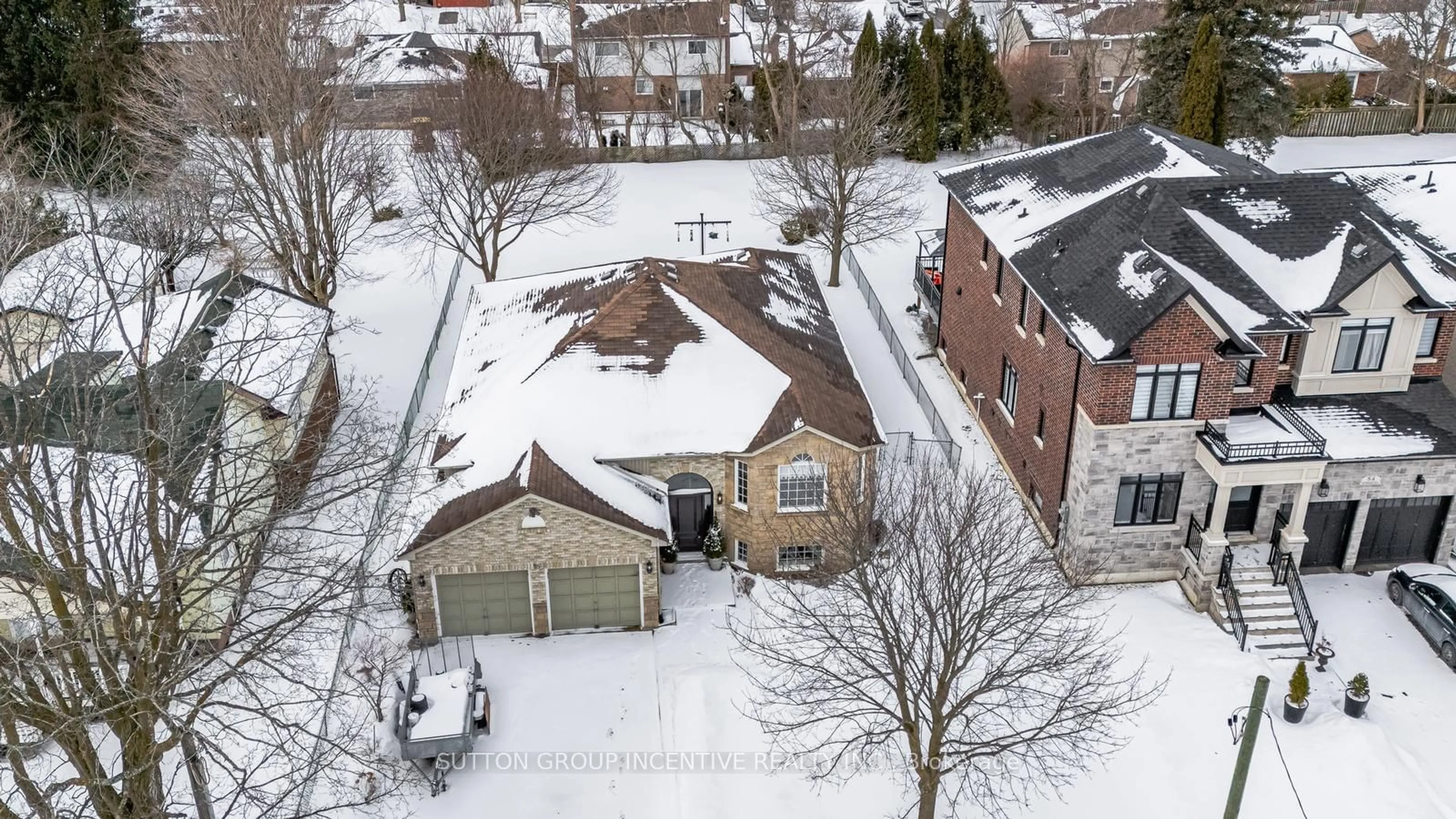 A pic from outside/outdoor area/front of a property/back of a property/a pic from drone, street for 78 Howard Rd, Newmarket Ontario L3Y 3G7