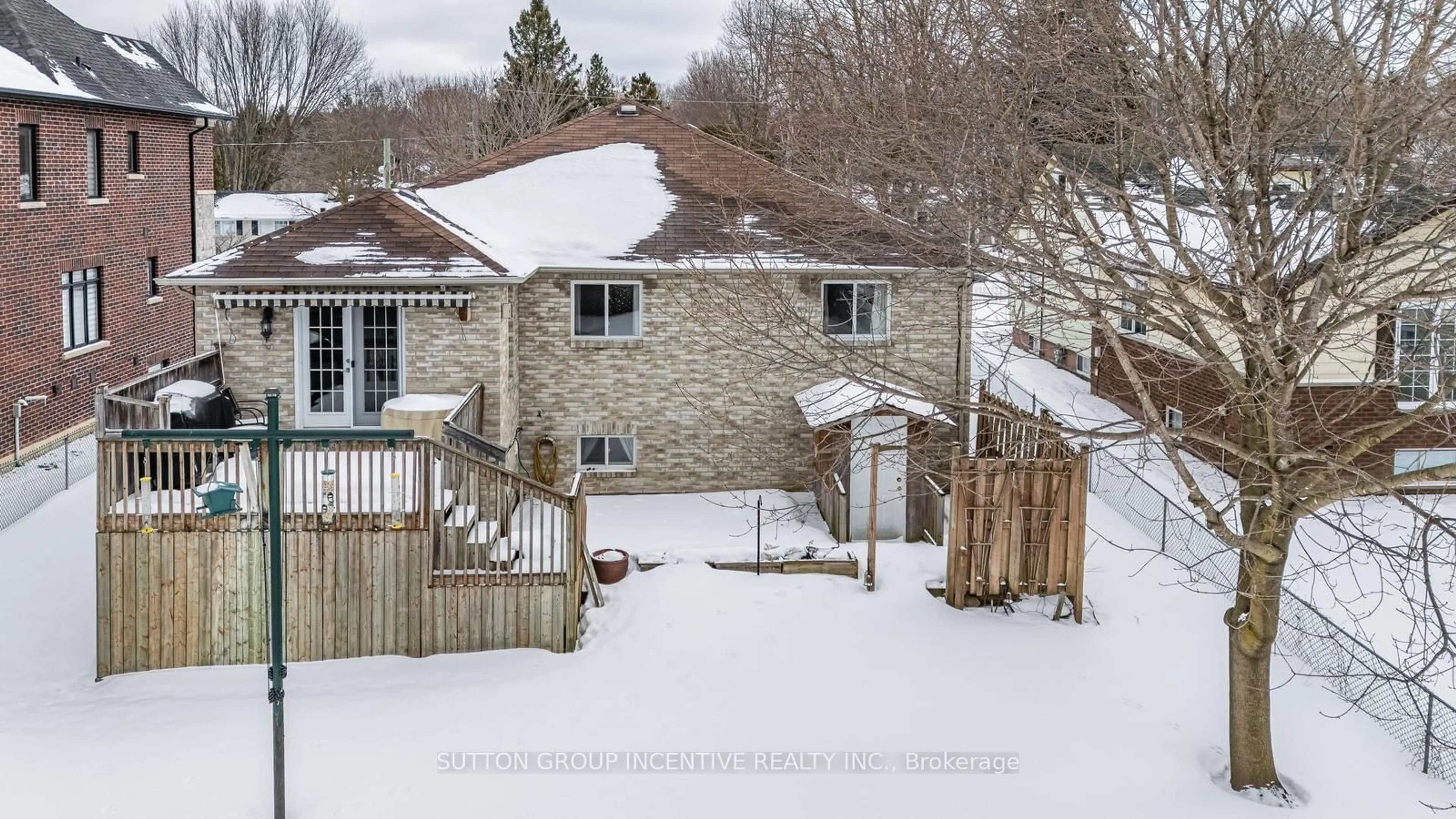 A pic from outside/outdoor area/front of a property/back of a property/a pic from drone, street for 78 Howard Rd, Newmarket Ontario L3Y 3G7