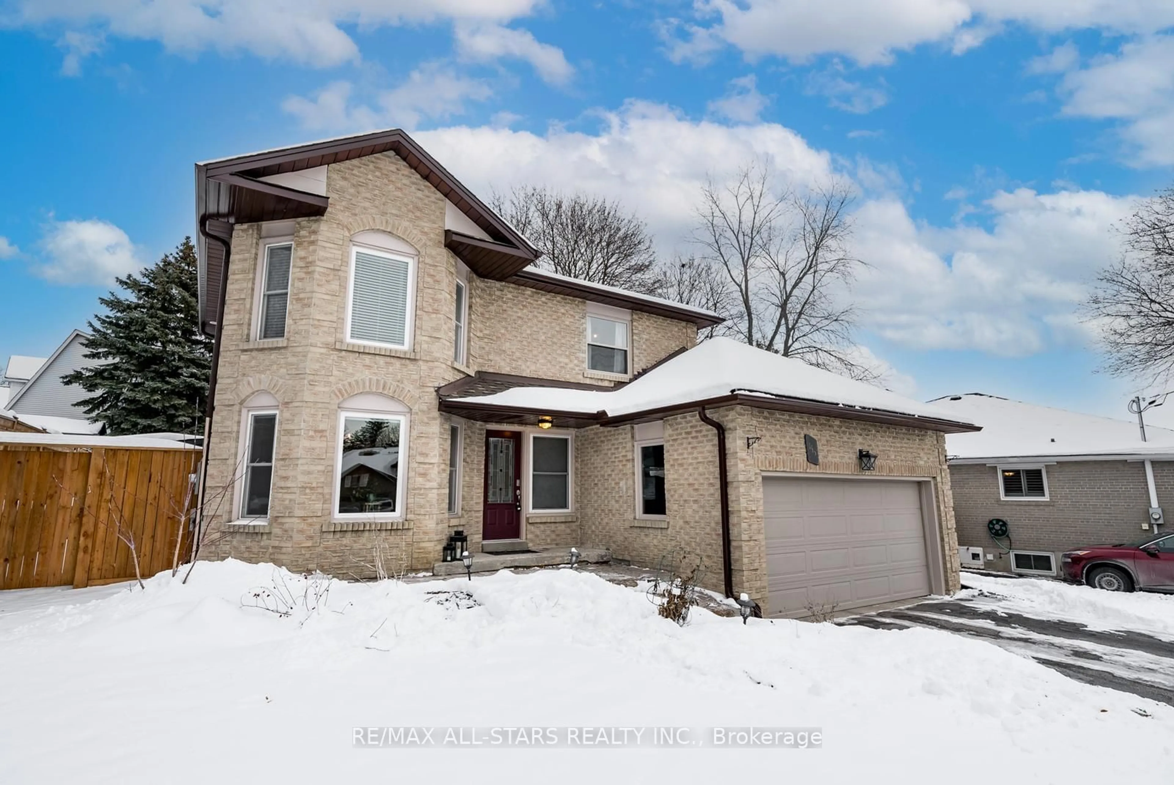 Home with brick exterior material, street for 155 Willow Lane, Newmarket Ontario L3Y 4J1