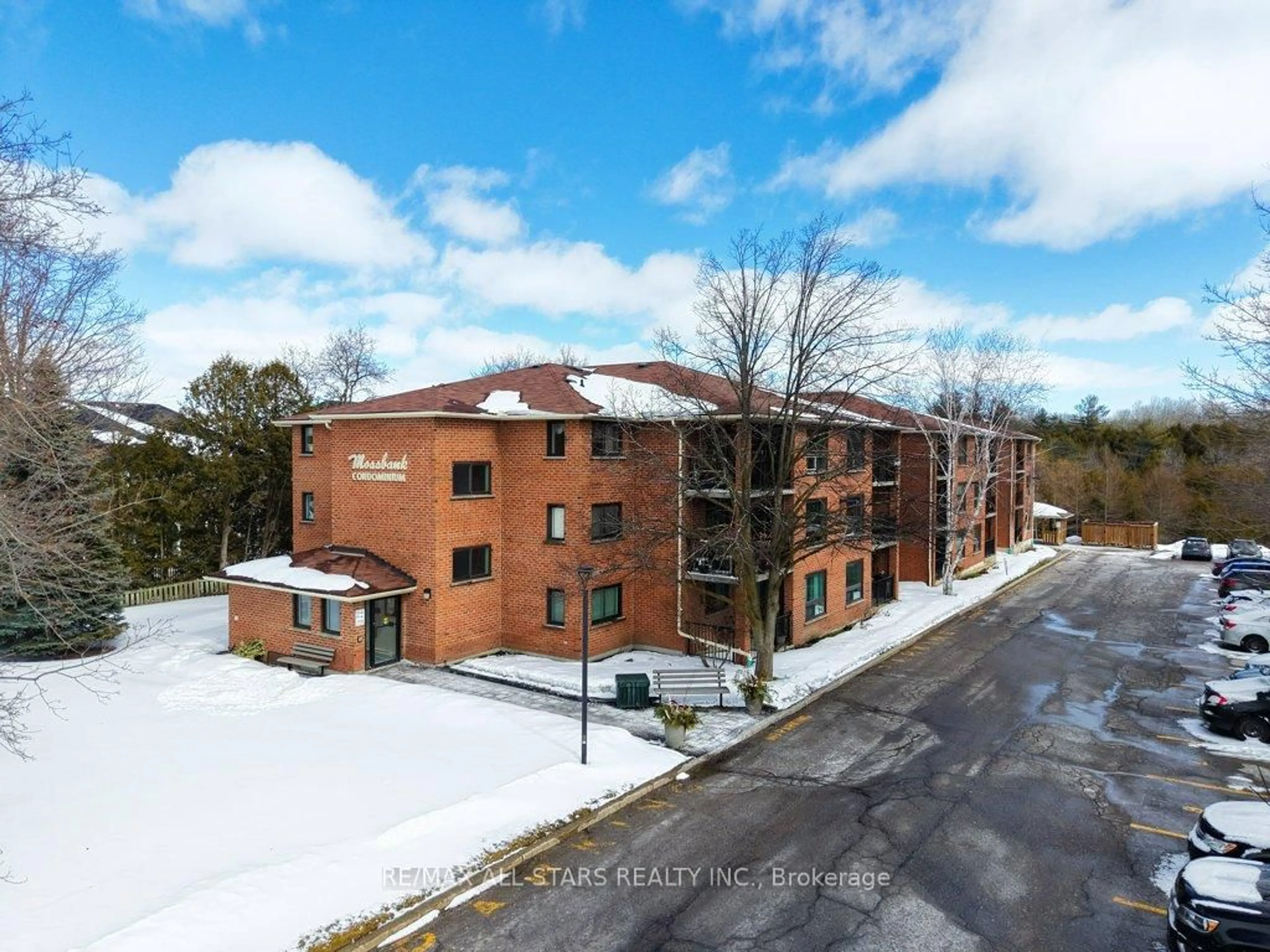 A pic from outside/outdoor area/front of a property/back of a property/a pic from drone, building for 219 Main St #306, Uxbridge Ontario L9P 1C4