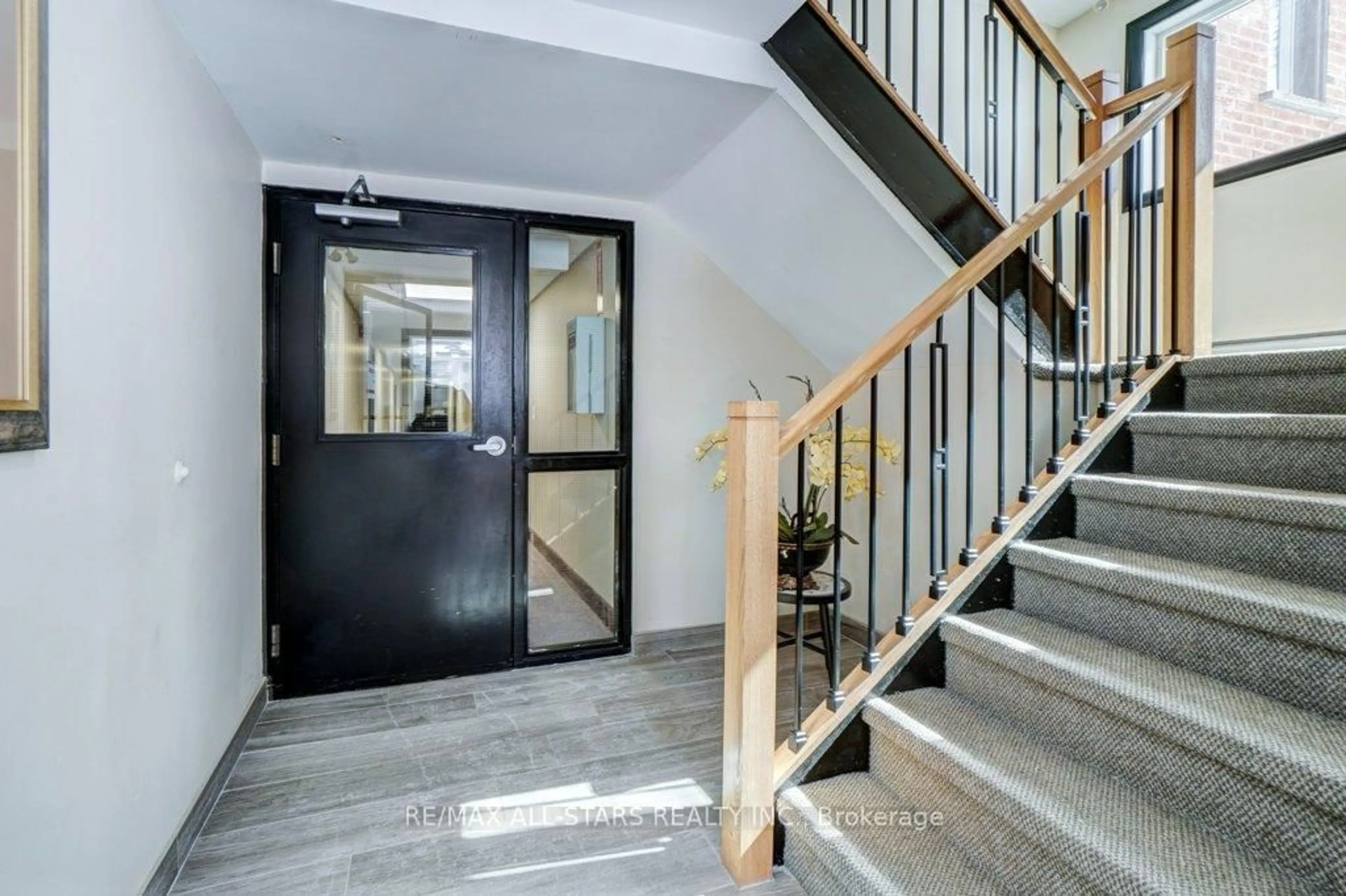 Indoor foyer for 219 Main St #306, Uxbridge Ontario L9P 1C4