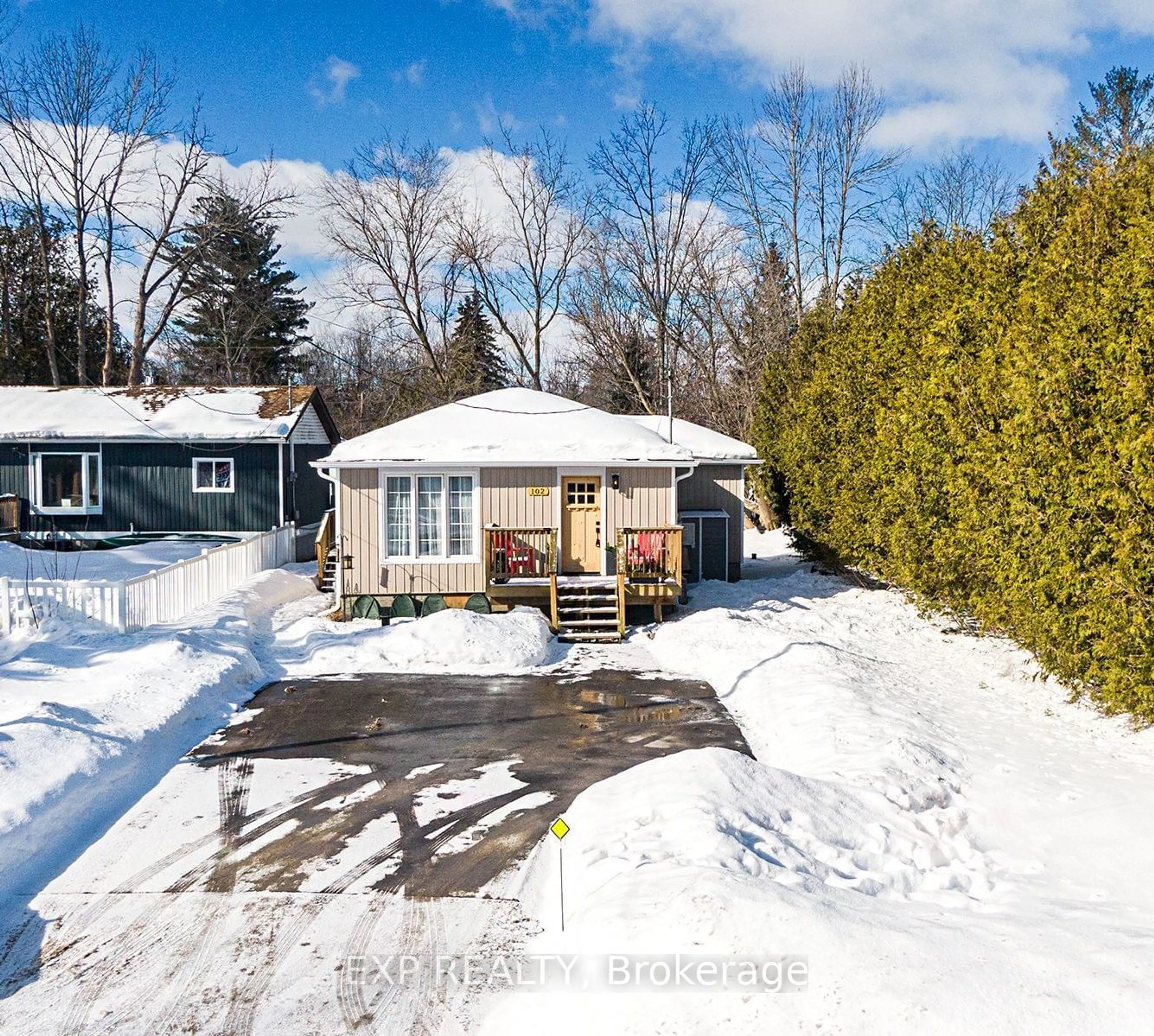 A pic from outside/outdoor area/front of a property/back of a property/a pic from drone, street for 102 Maple Ave, Georgina Ontario L0E 1R0