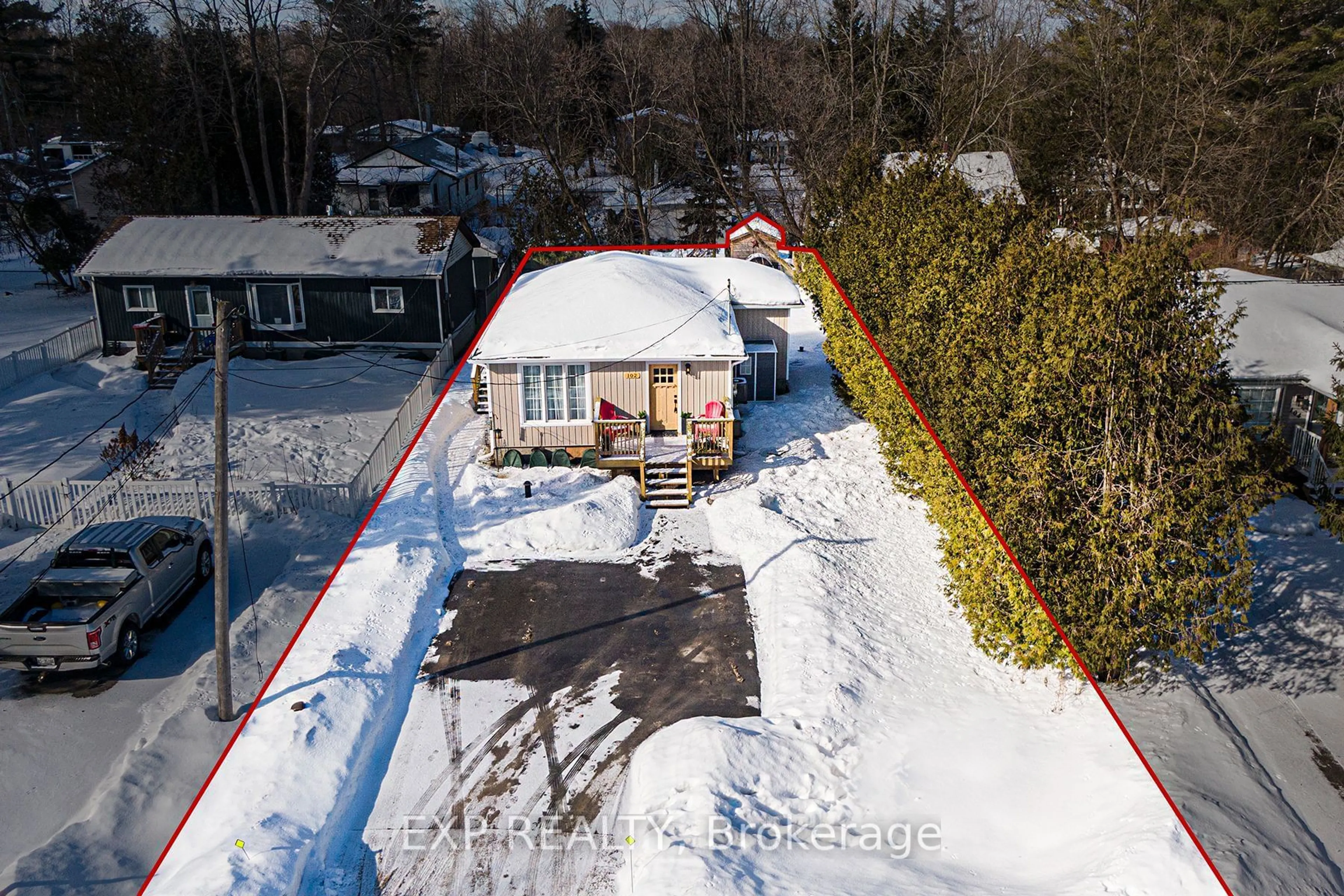 A pic from outside/outdoor area/front of a property/back of a property/a pic from drone, street for 102 Maple Ave, Georgina Ontario L0E 1R0