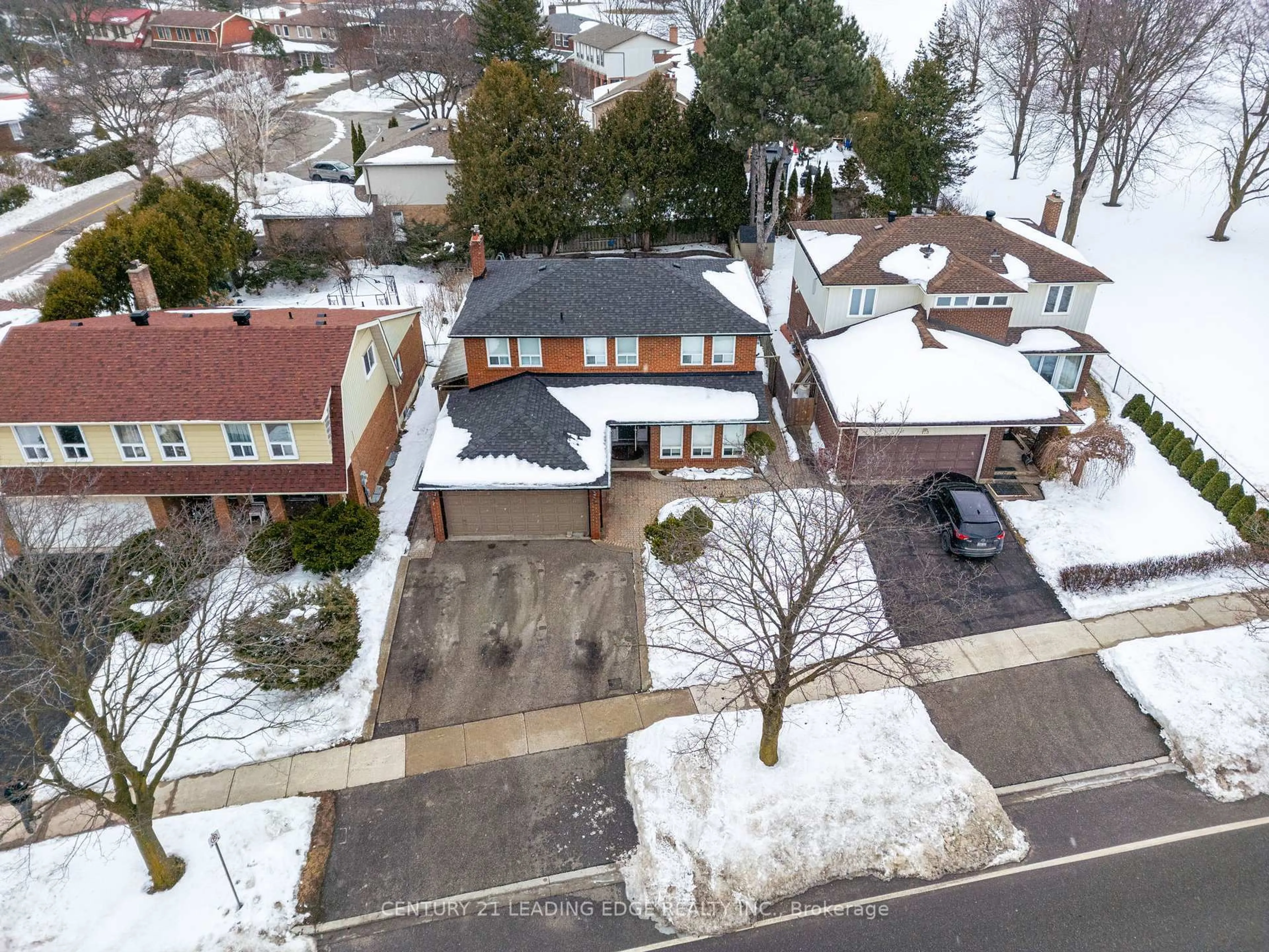 A pic from outside/outdoor area/front of a property/back of a property/a pic from drone, street for 115 SIMONSTON Blvd, Markham Ontario L3T 4L9