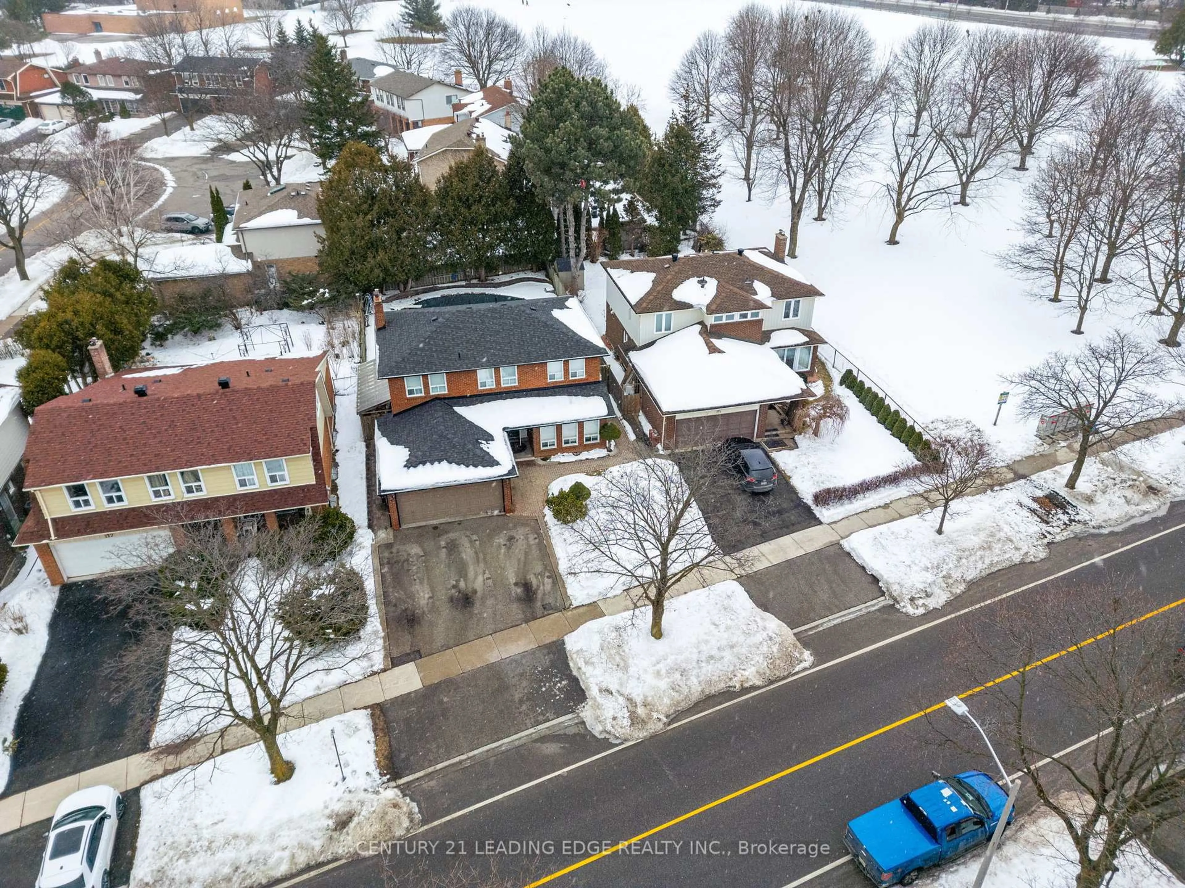 A pic from outside/outdoor area/front of a property/back of a property/a pic from drone, street for 115 SIMONSTON Blvd, Markham Ontario L3T 4L9