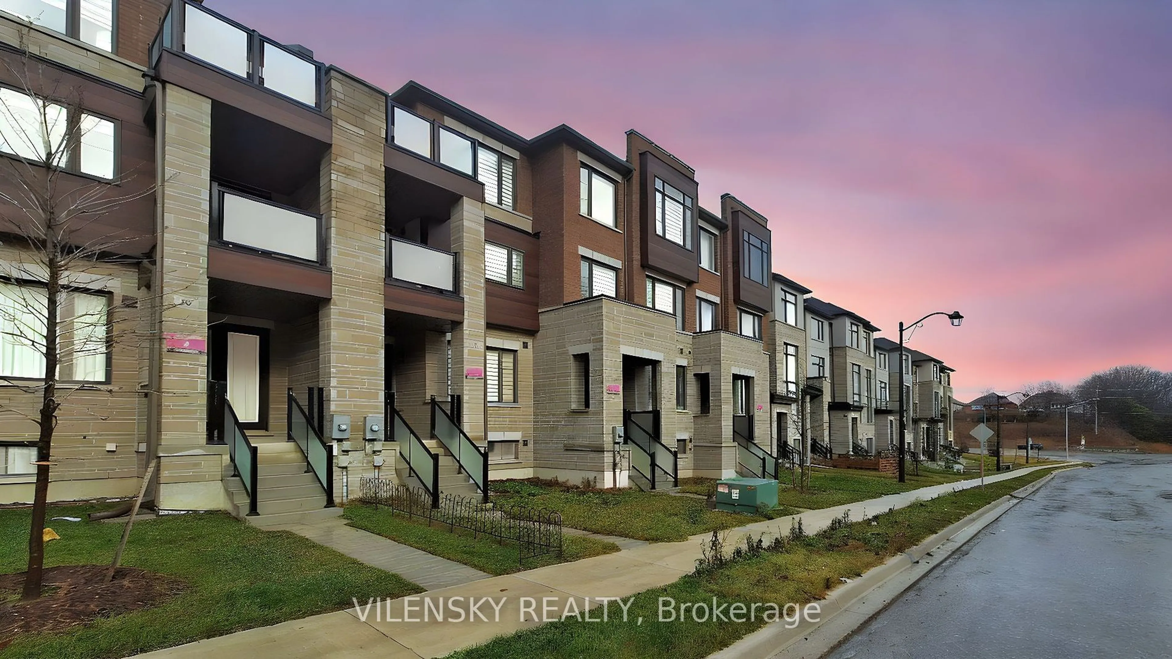 A pic from outside/outdoor area/front of a property/back of a property/a pic from drone, street for 24 Bennington Rd, Newmarket Ontario L3X 3L8