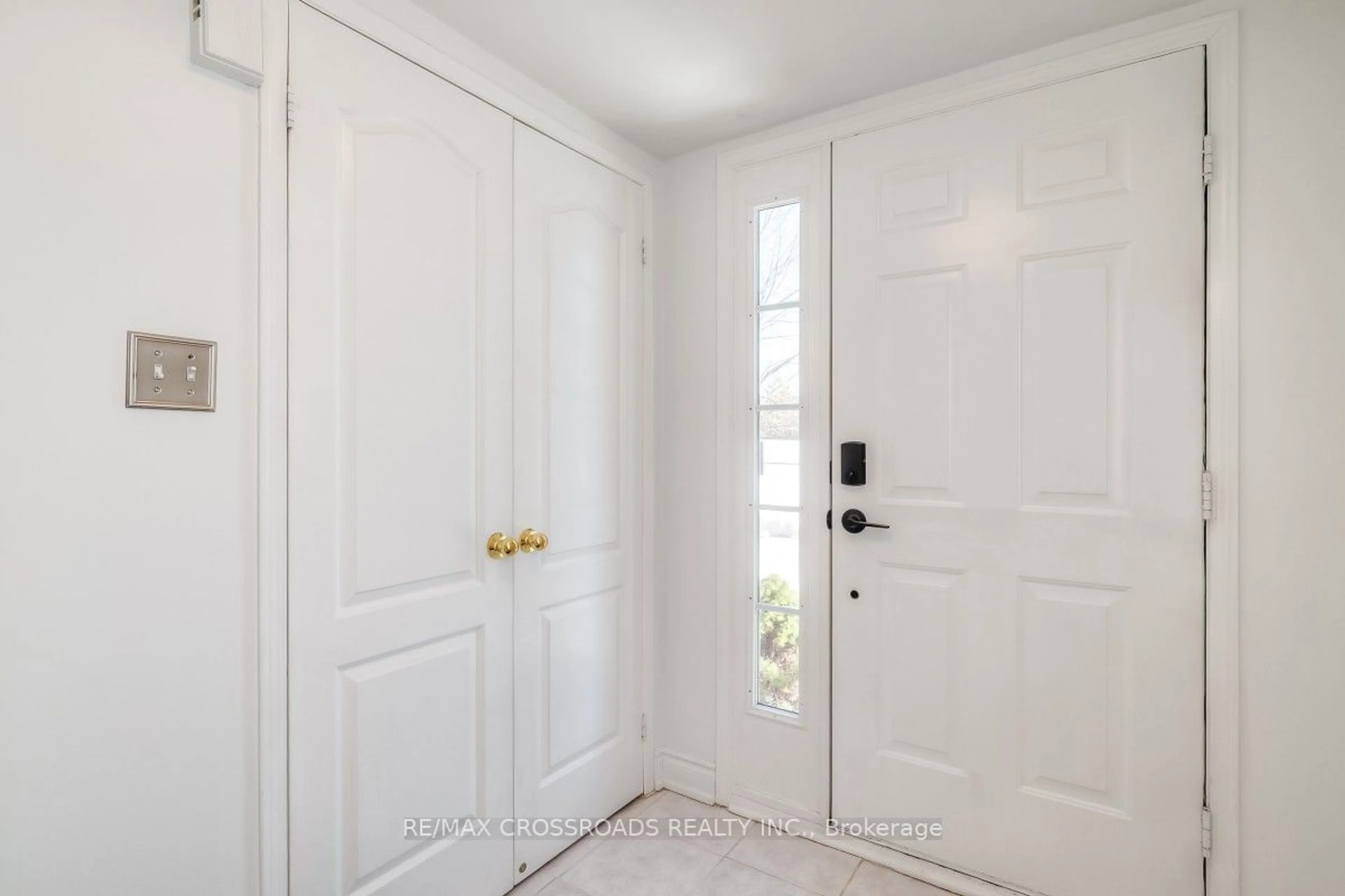 Indoor entryway for 40 Sandlewood Crt, Aurora Ontario L4G 7M9