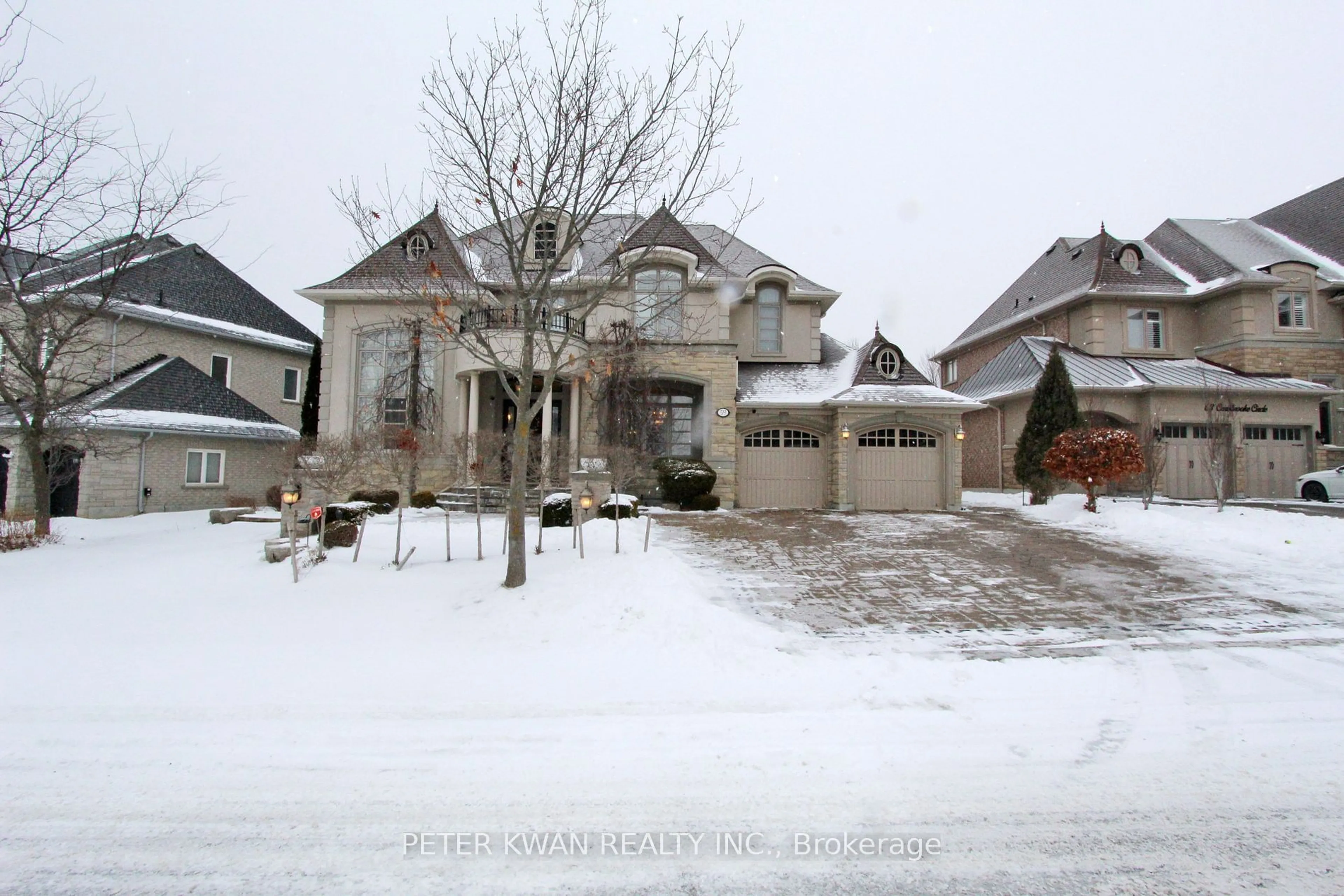 A pic from outside/outdoor area/front of a property/back of a property/a pic from drone, street for 59 Carisbrooke Circ, Aurora Ontario L4G 0K4