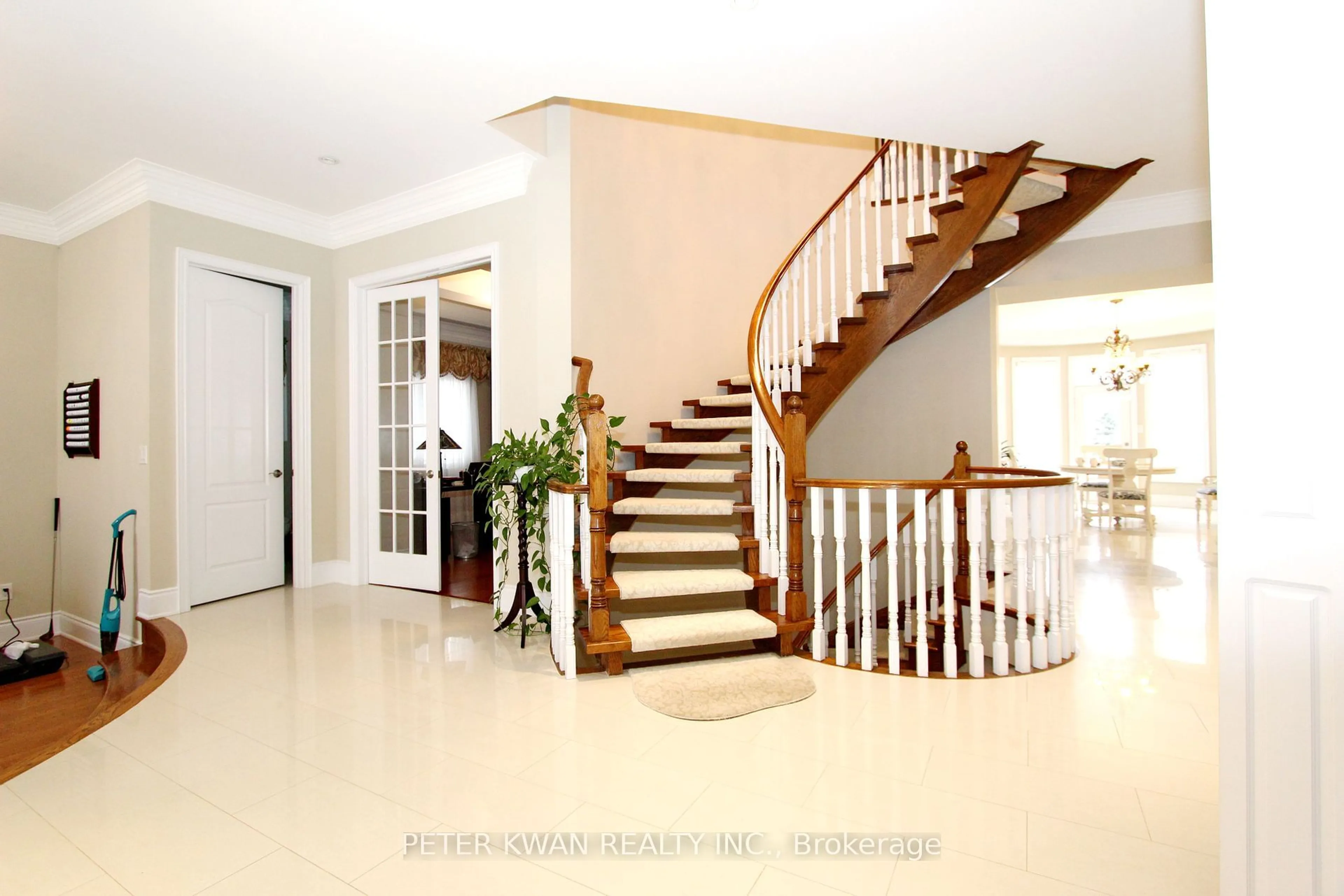 Indoor foyer for 59 Carisbrooke Circ, Aurora Ontario L4G 0K4