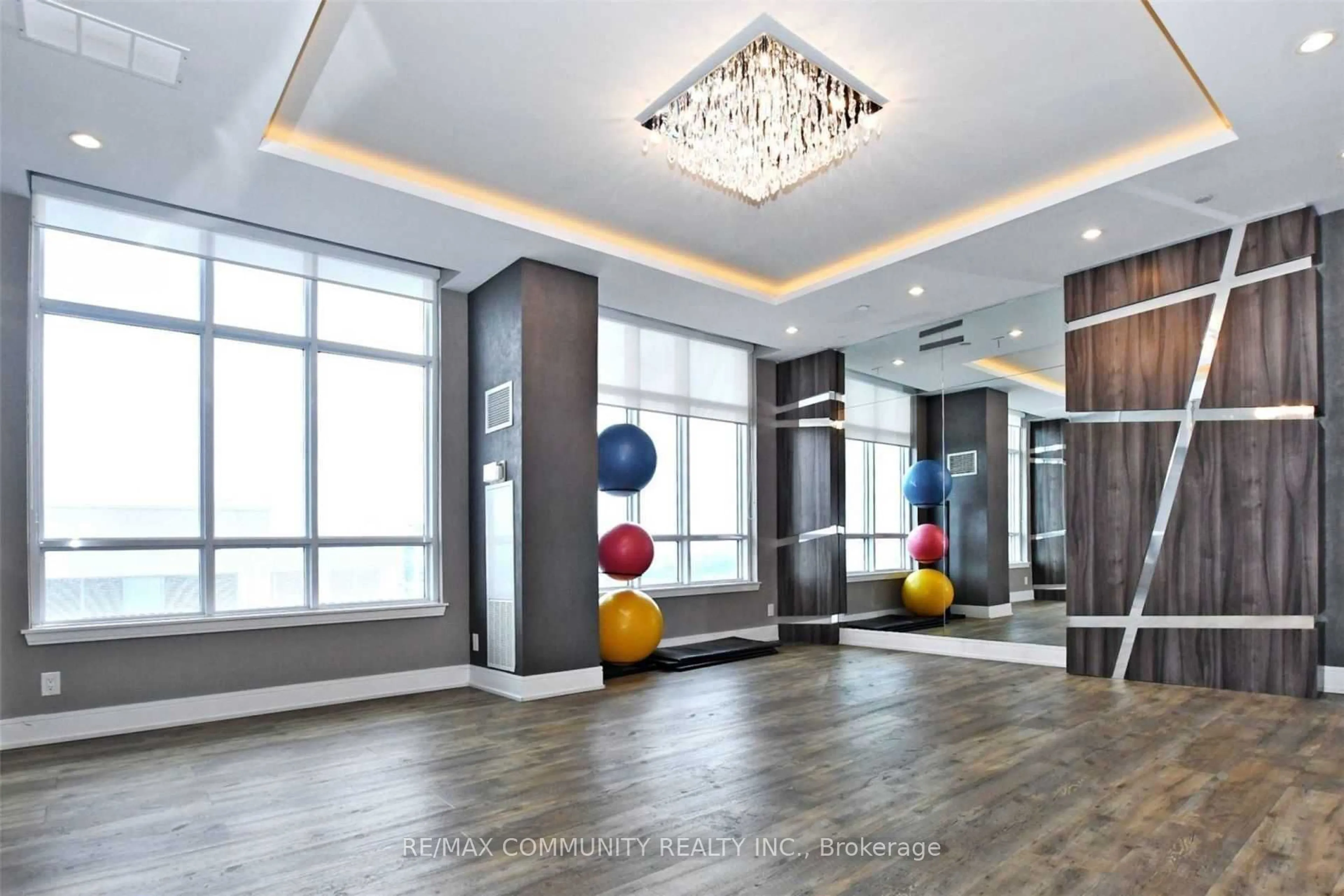 Indoor foyer for 9205 Yonge St #NE102, Richmond Hill Ontario L4C 1V5