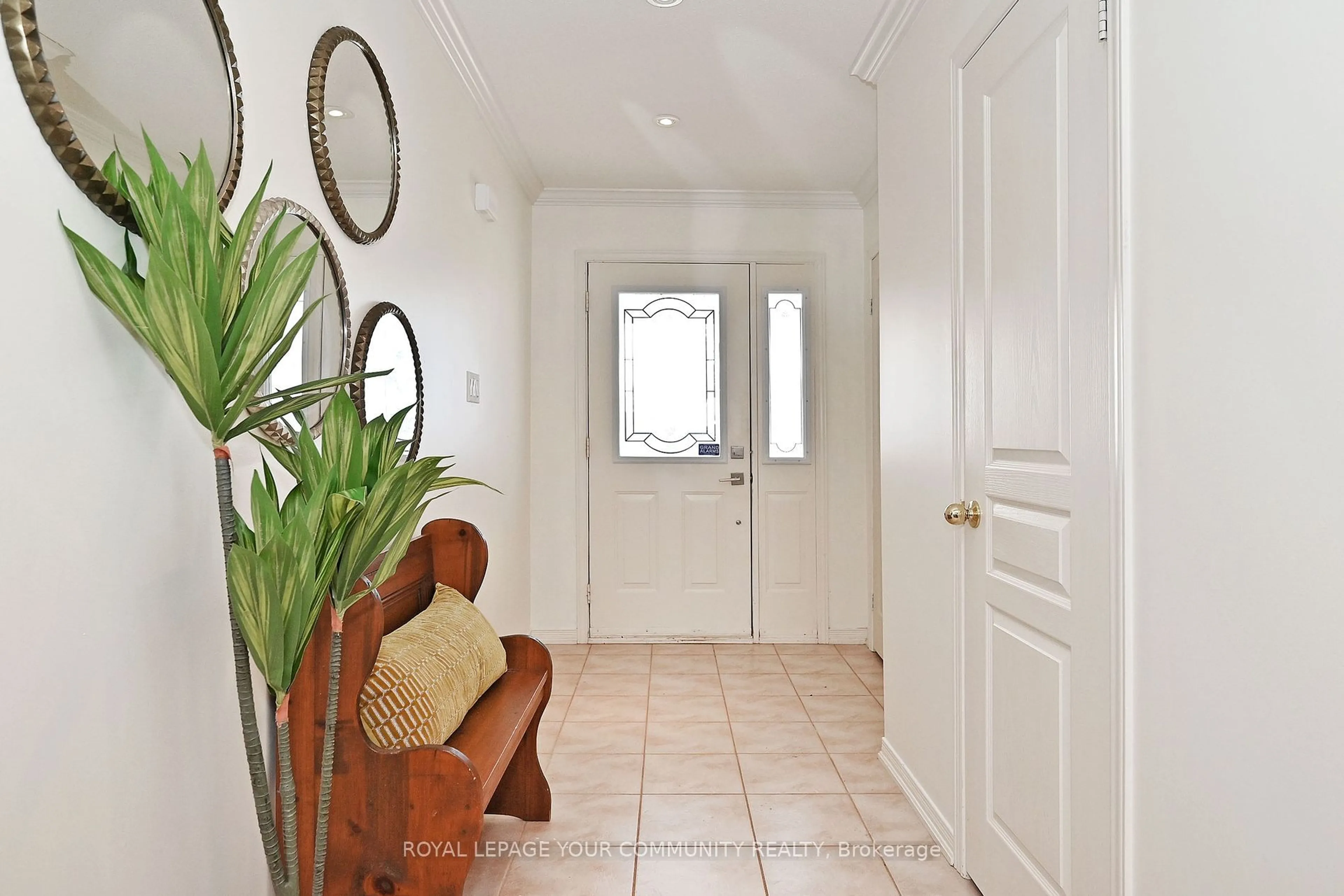 Indoor entryway for 34 Collis Dr, Aurora Ontario L4G 7V5