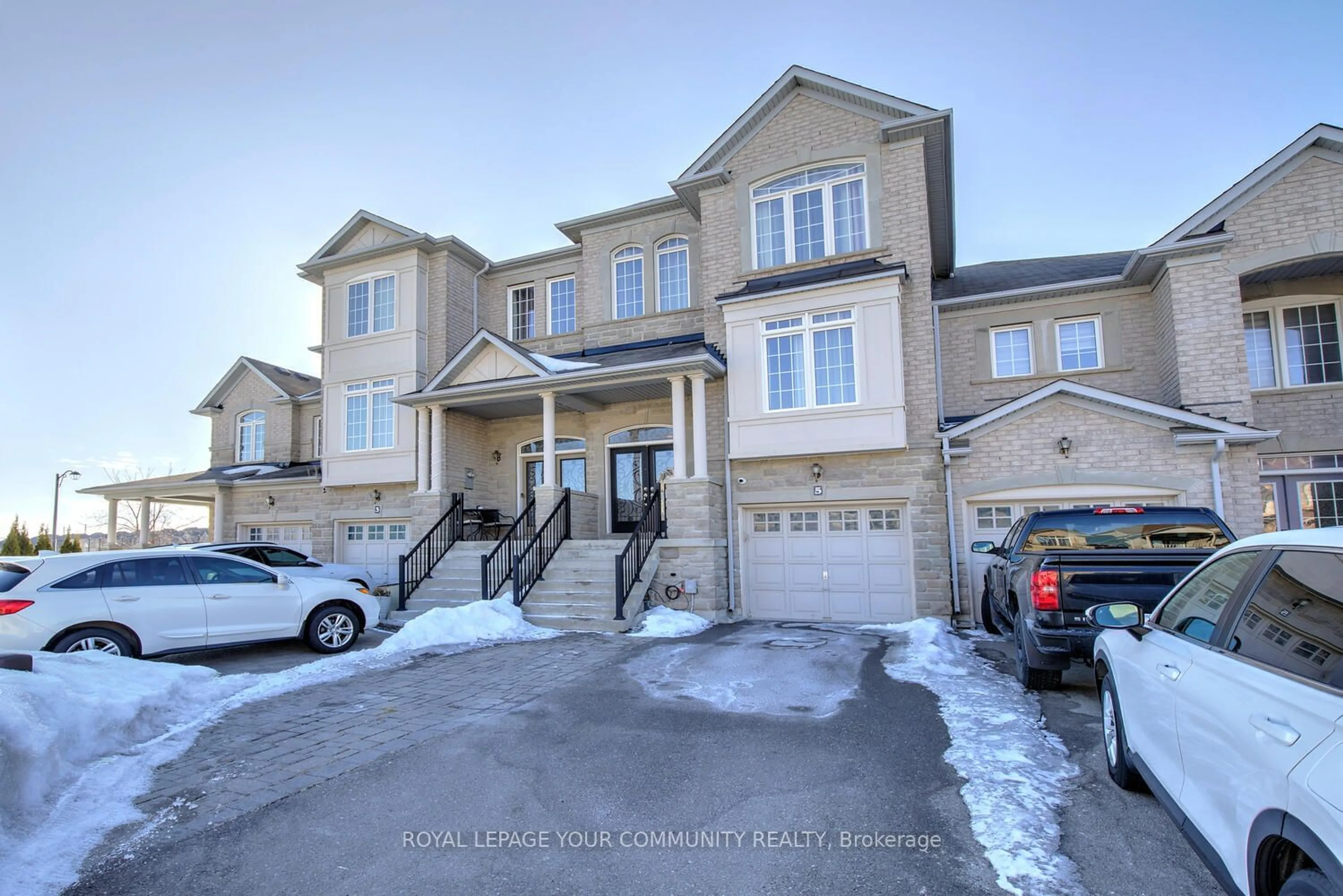 A pic from outside/outdoor area/front of a property/back of a property/a pic from drone, street for 5 Millhouse Crt, Vaughan Ontario L6A 4J4