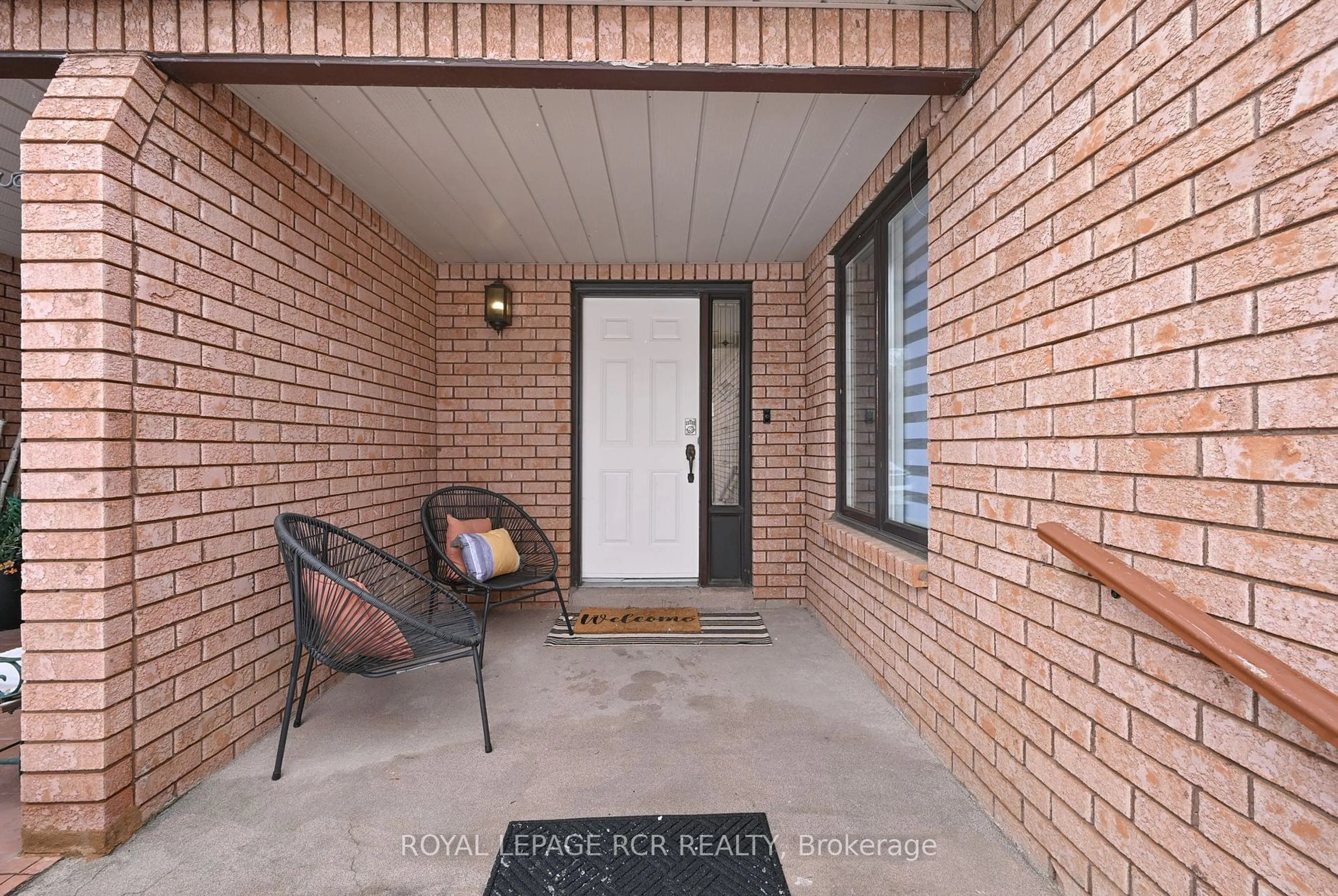 Indoor entryway for 91 Green Briar Rd, New Tecumseth Ontario L9R 1S3