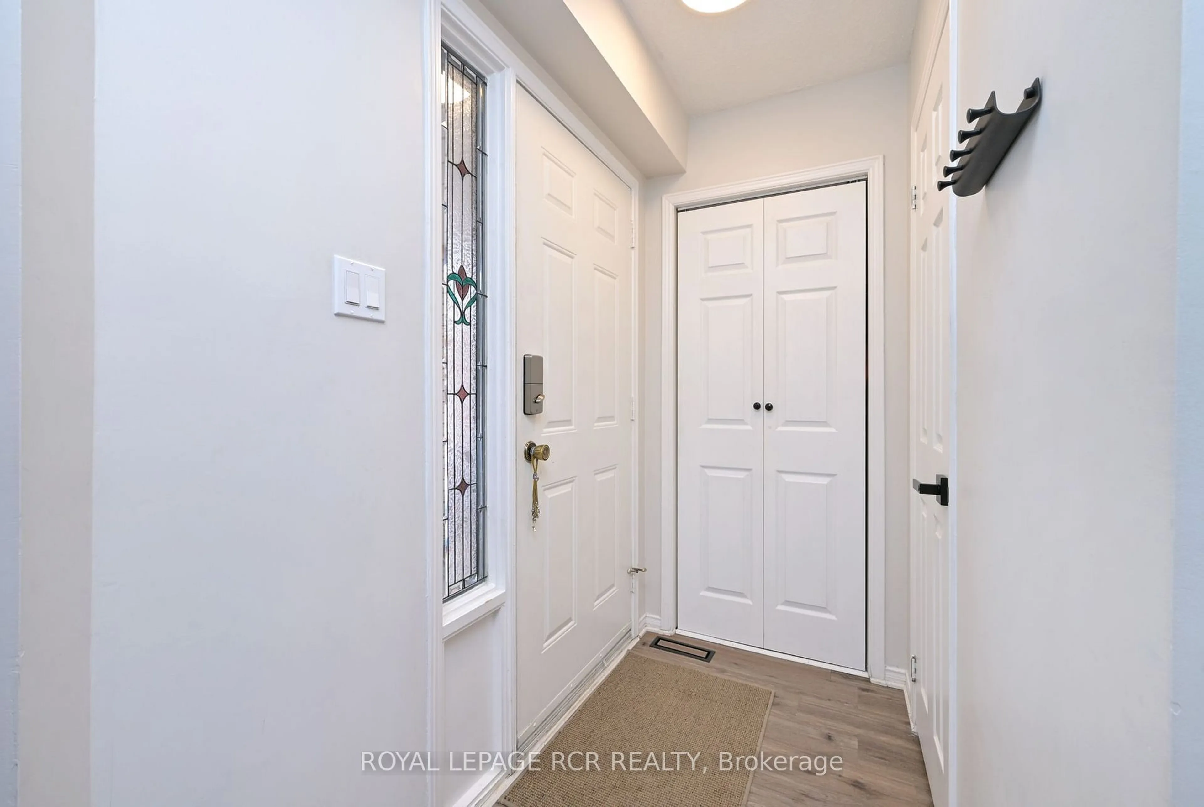 Indoor entryway for 91 Green Briar Rd, New Tecumseth Ontario L9R 1S3