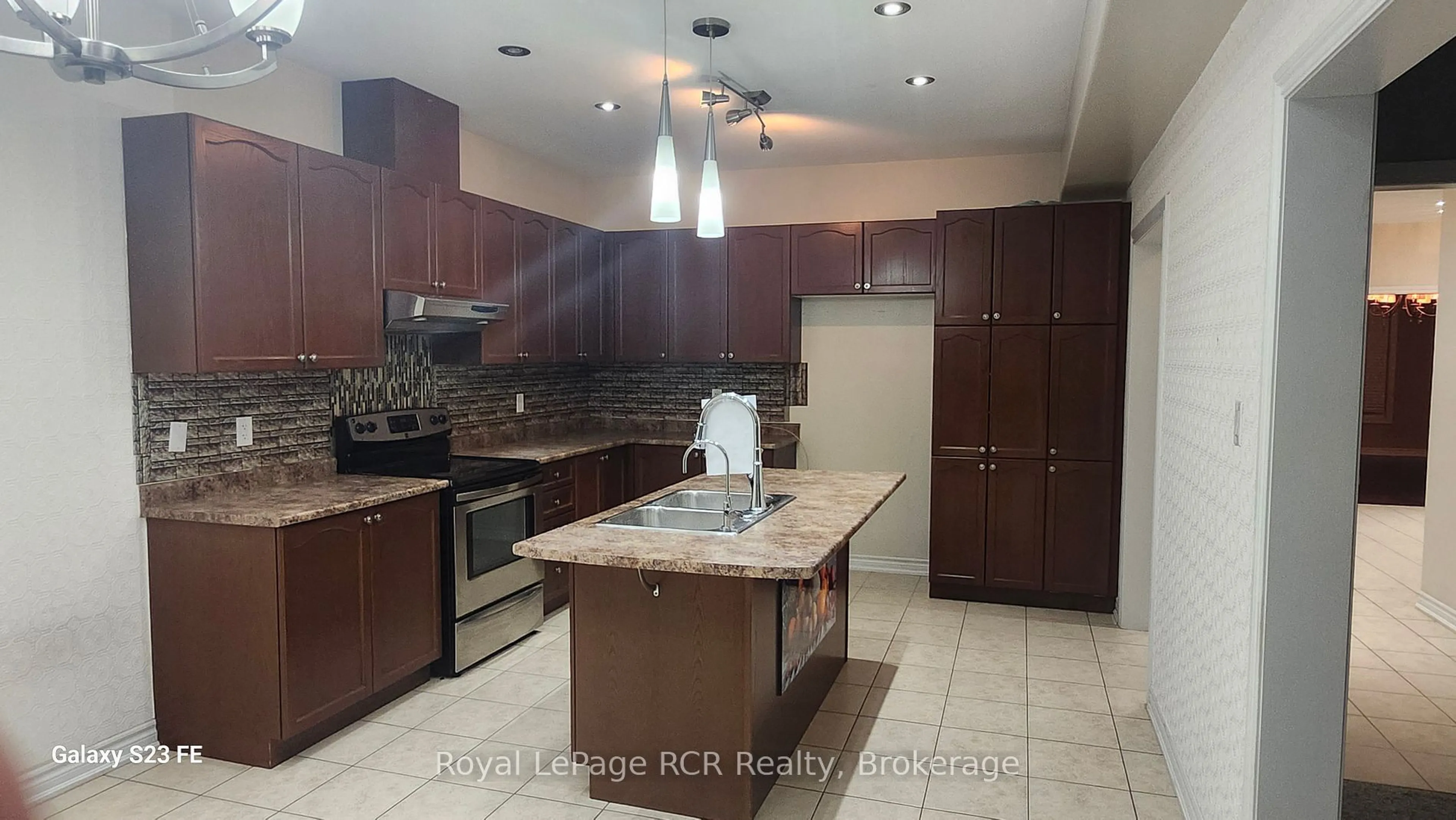 Open concept kitchen, ceramic/tile floor for 201 Eight Ave, New Tecumseth Ontario L9R 1Z6