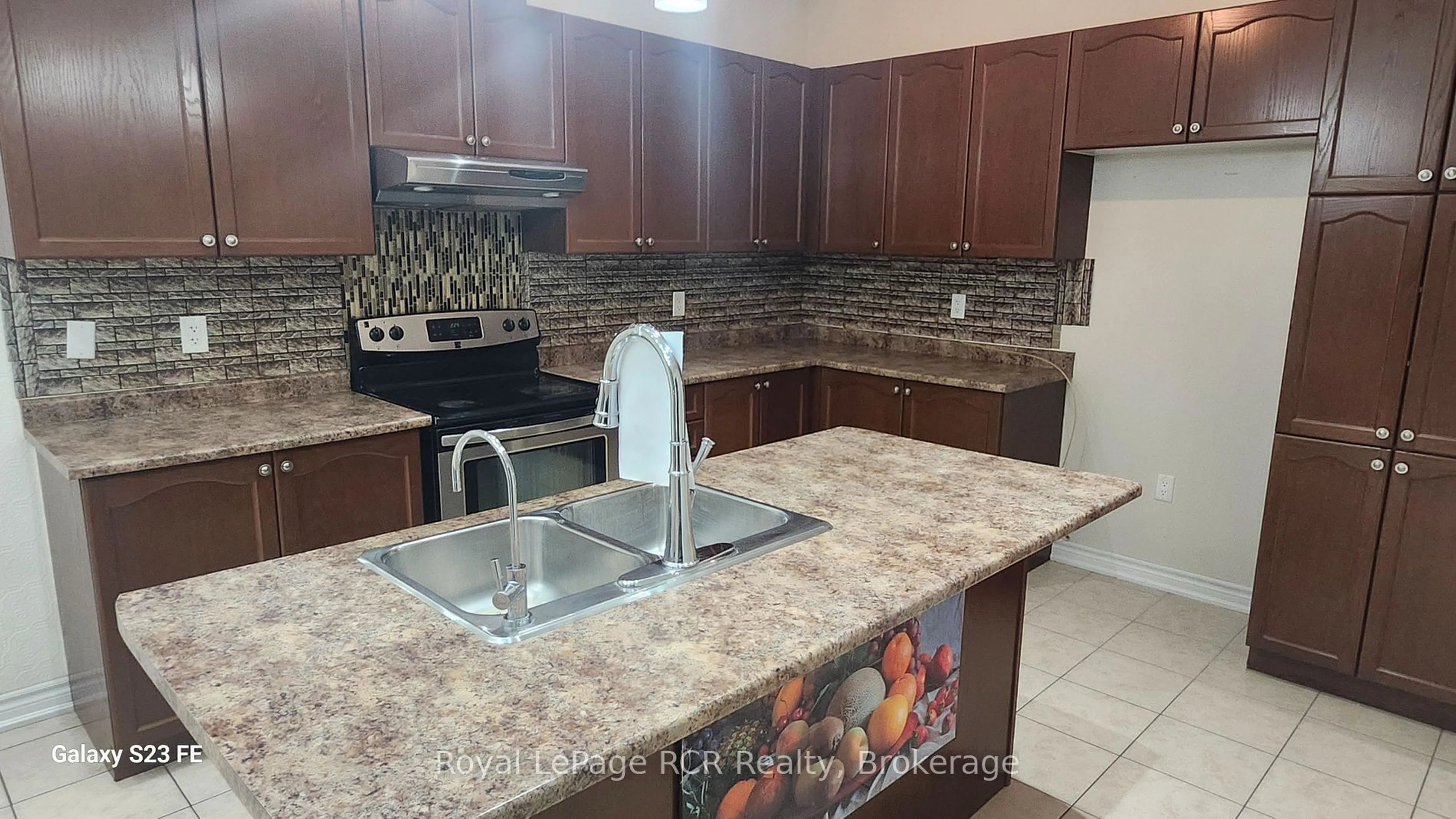 Standard kitchen, ceramic/tile floor for 201 Eight Ave, New Tecumseth Ontario L9R 1Z6