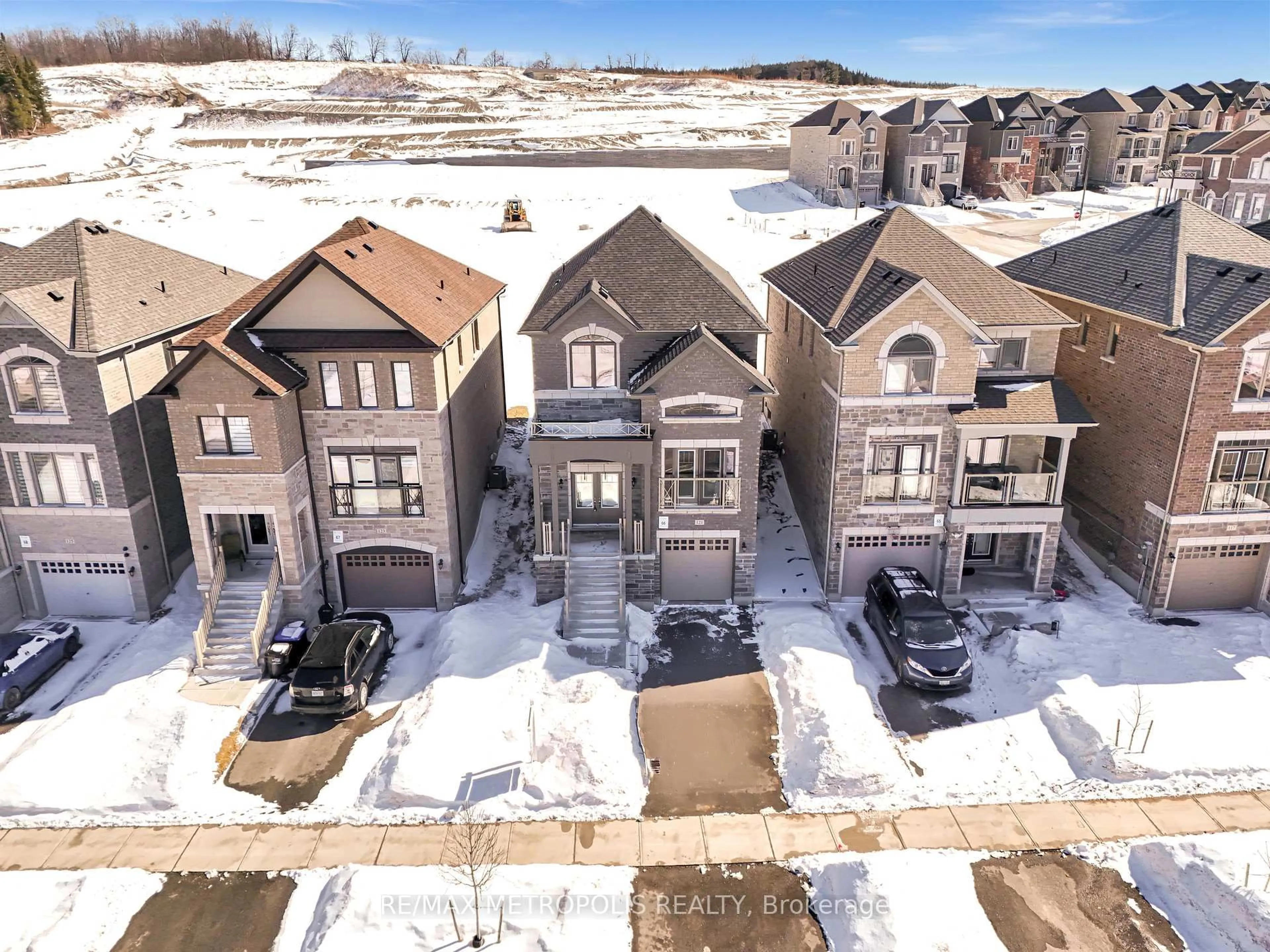 A pic from outside/outdoor area/front of a property/back of a property/a pic from drone, street for 121 Kennedy Blvd, New Tecumseth Ontario L9R 0V9