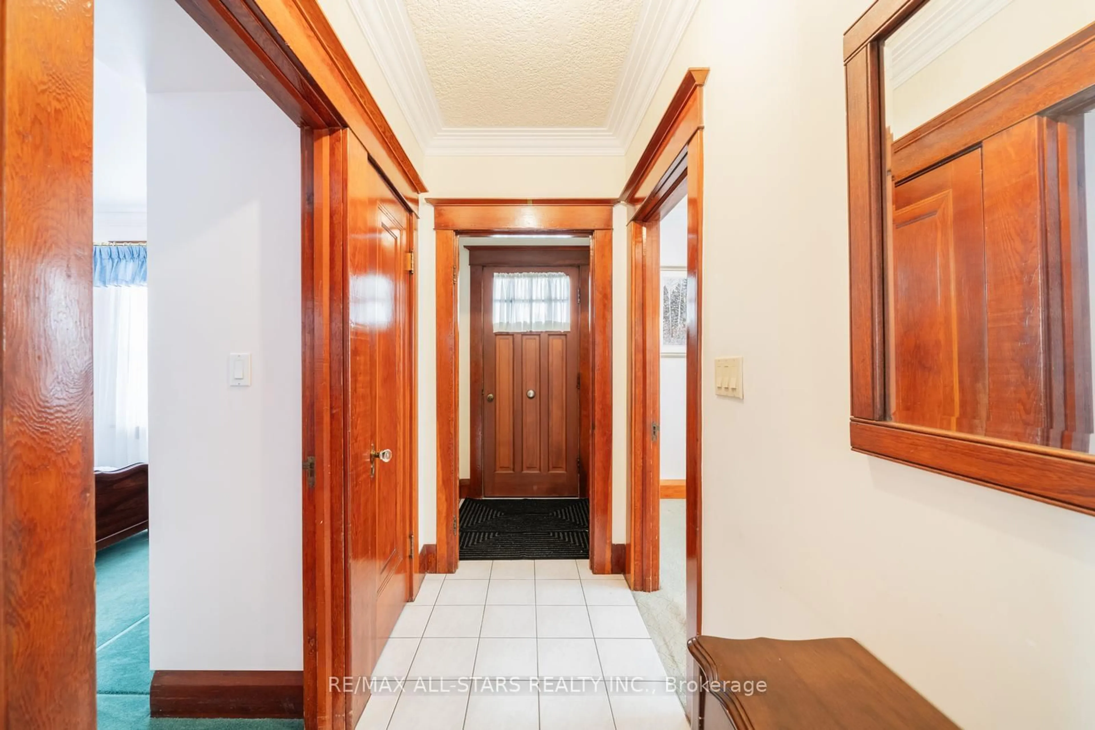 Indoor foyer for 18 Charles St, Whitchurch-Stouffville Ontario L4A 1B7