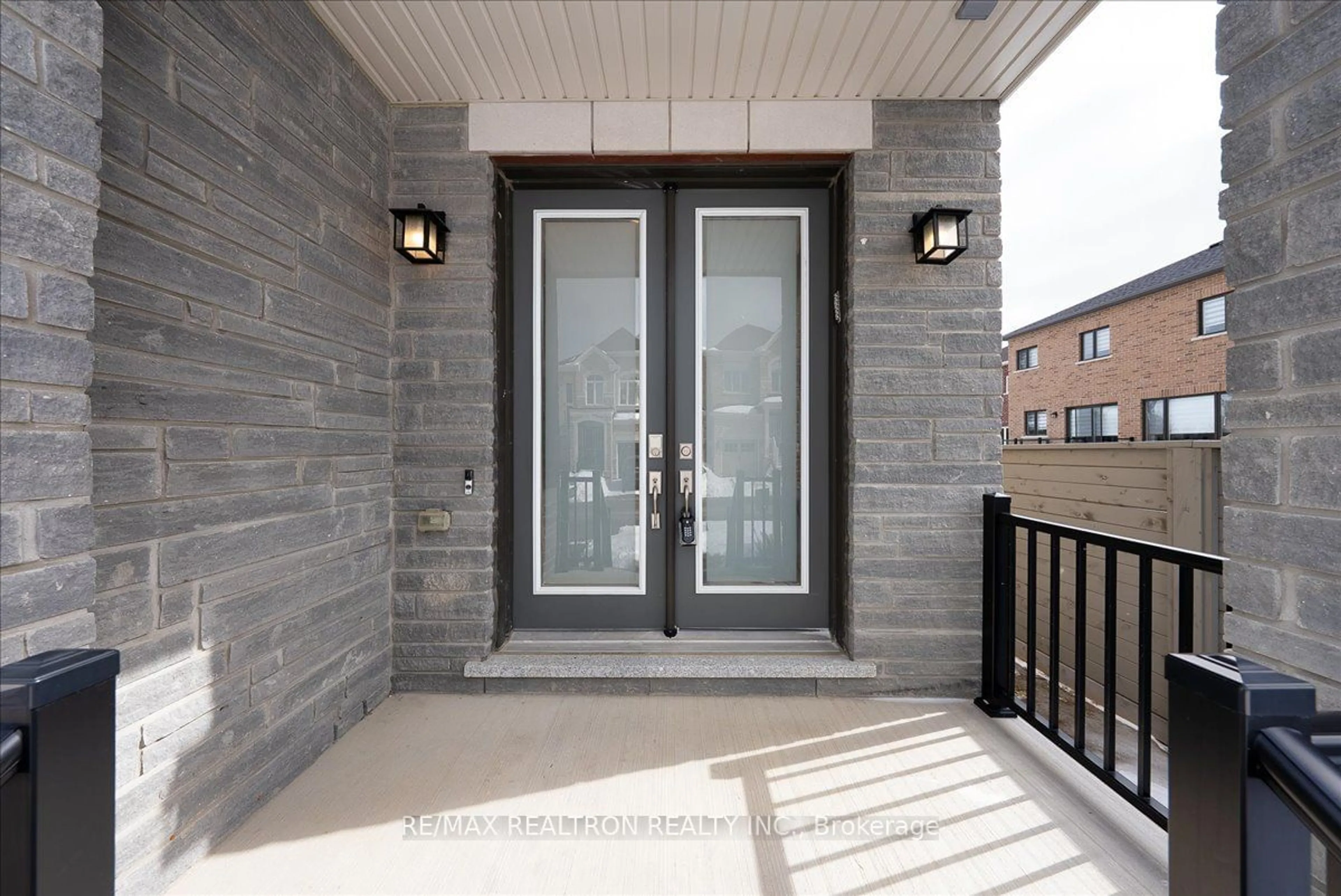 Indoor entryway for 7 Maple Fields Circ, Aurora Ontario L4G 3X6