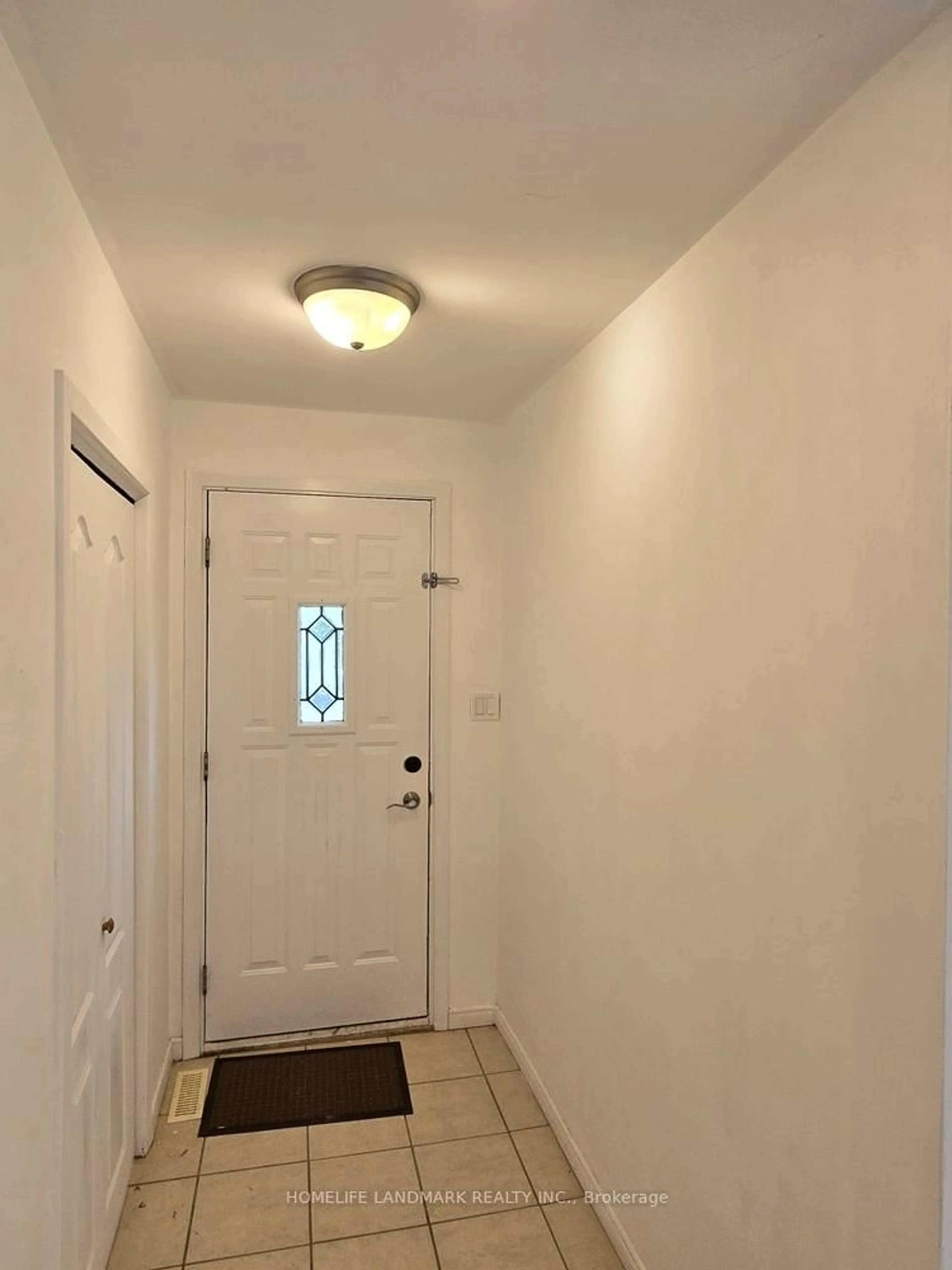 Indoor entryway for 43 Gladman Ave, Newmarket Ontario L3Y 1W4