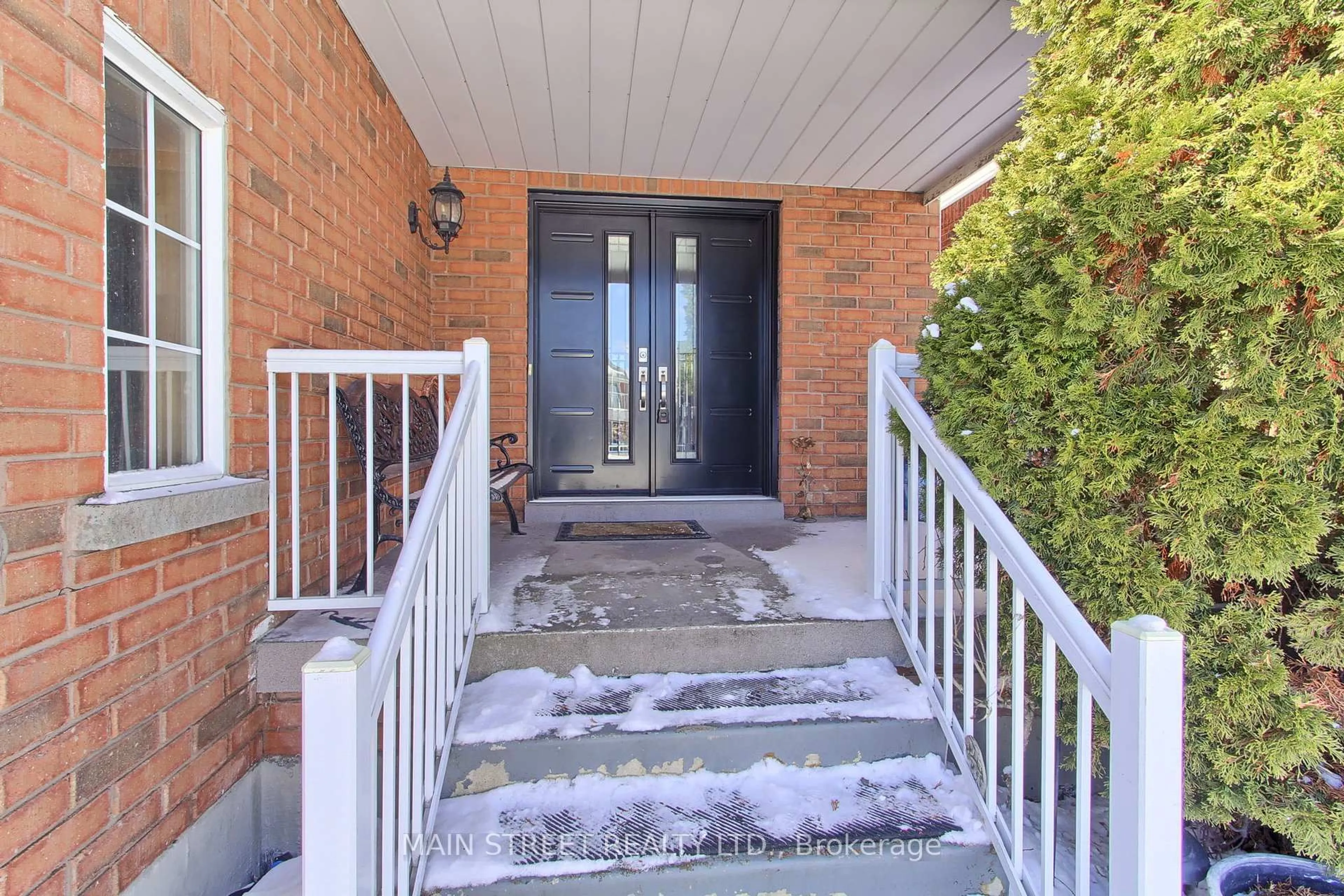 Indoor entryway for 46 Silverstone Cres, Georgina Ontario L4P 4A4