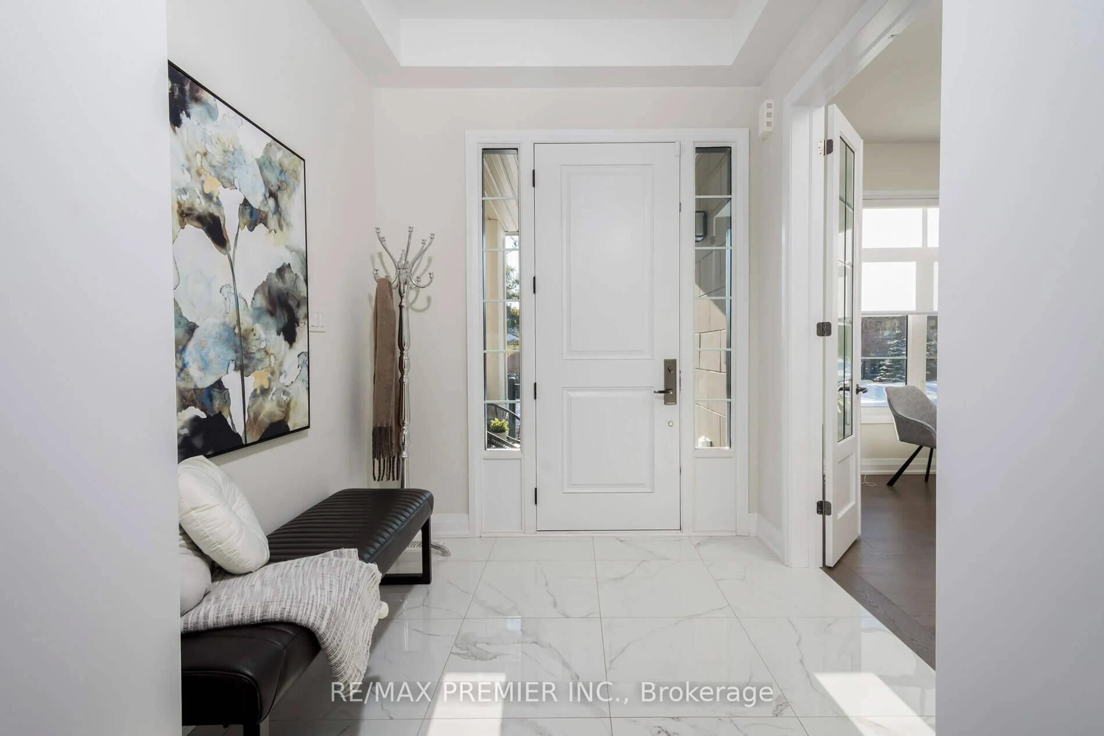 Indoor entryway for 92 Klees Cres, Aurora Ontario L4G 3W8