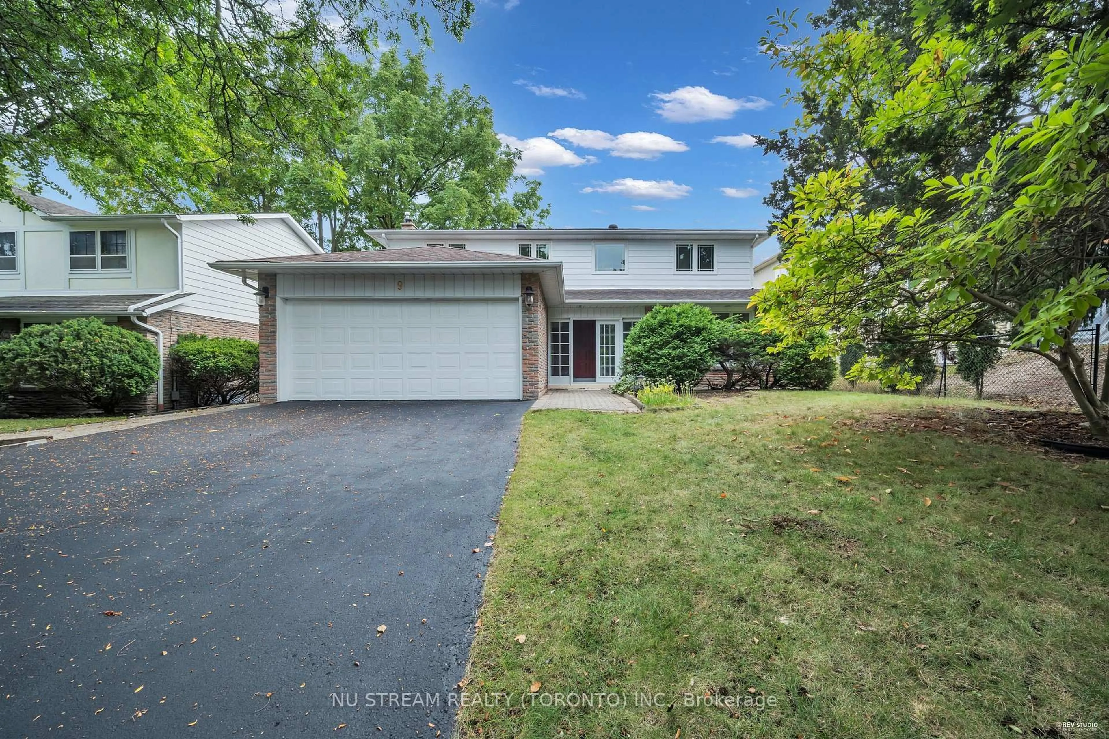 A pic from outside/outdoor area/front of a property/back of a property/a pic from drone, street for 9 Liebeck Cres, Markham Ontario L3R 1Y4