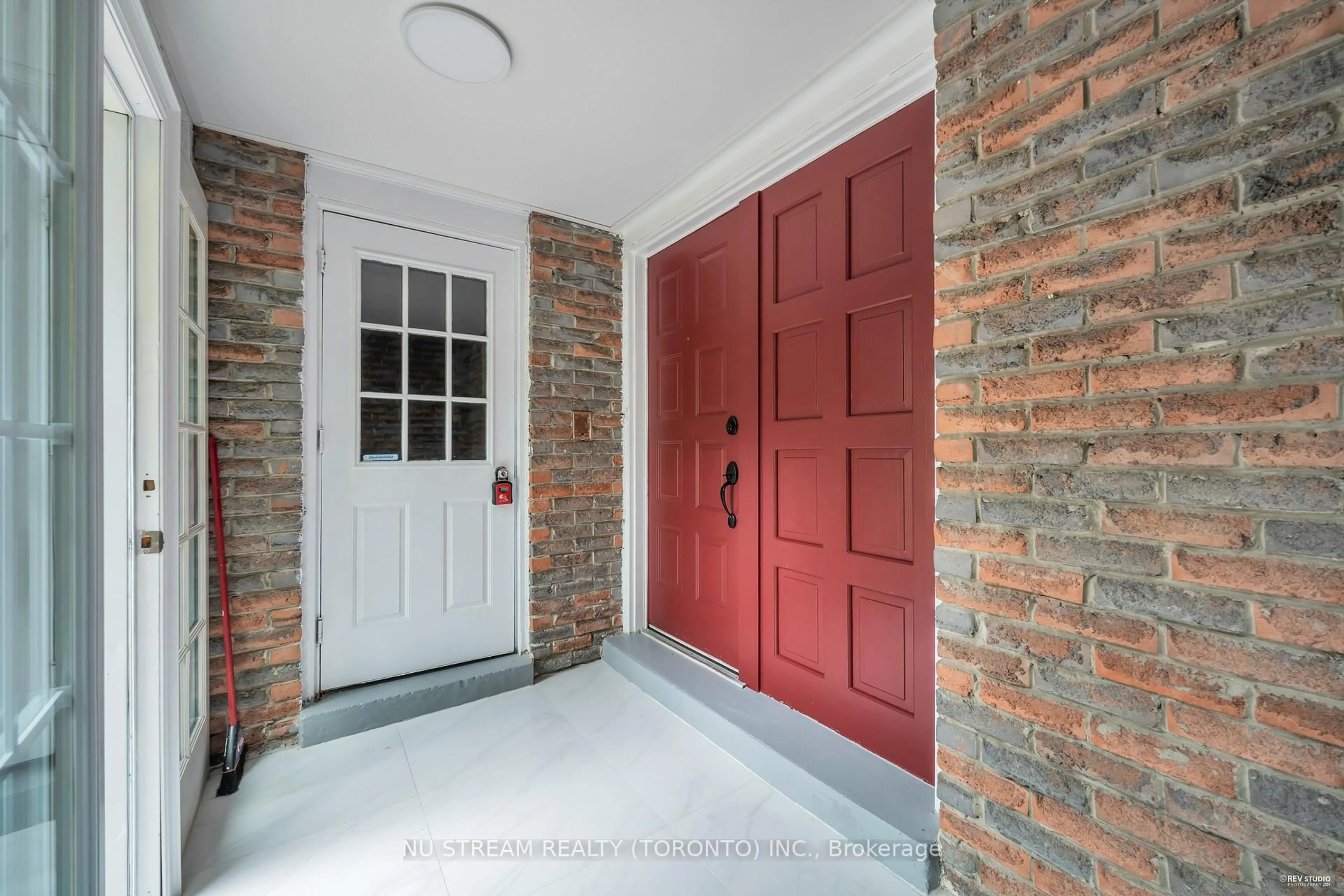 Indoor entryway for 9 Liebeck Cres, Markham Ontario L3R 1Y4