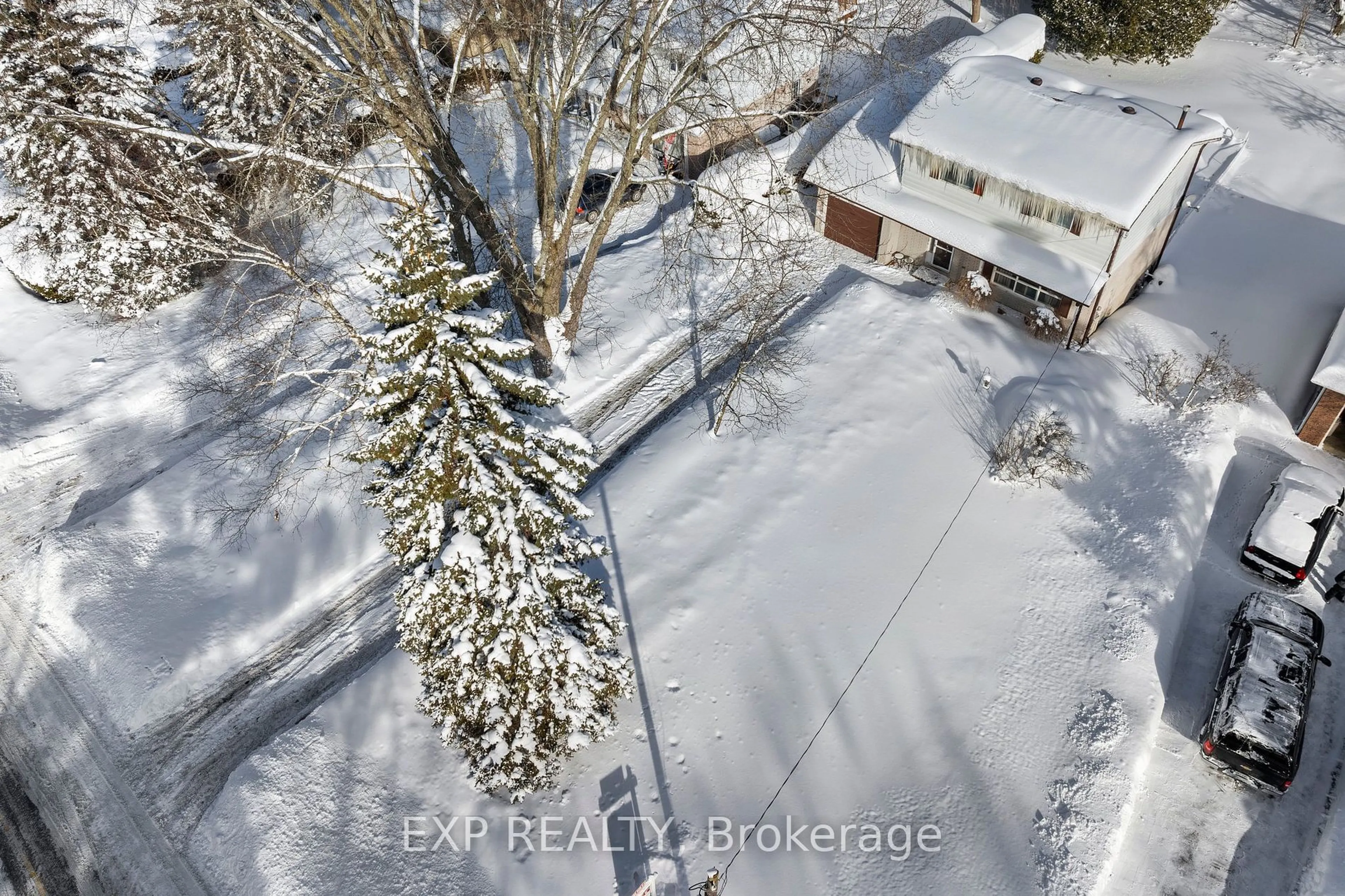 A pic from outside/outdoor area/front of a property/back of a property/a pic from drone, street for 17 Golfview Cres, Georgina Ontario L0E 1R0