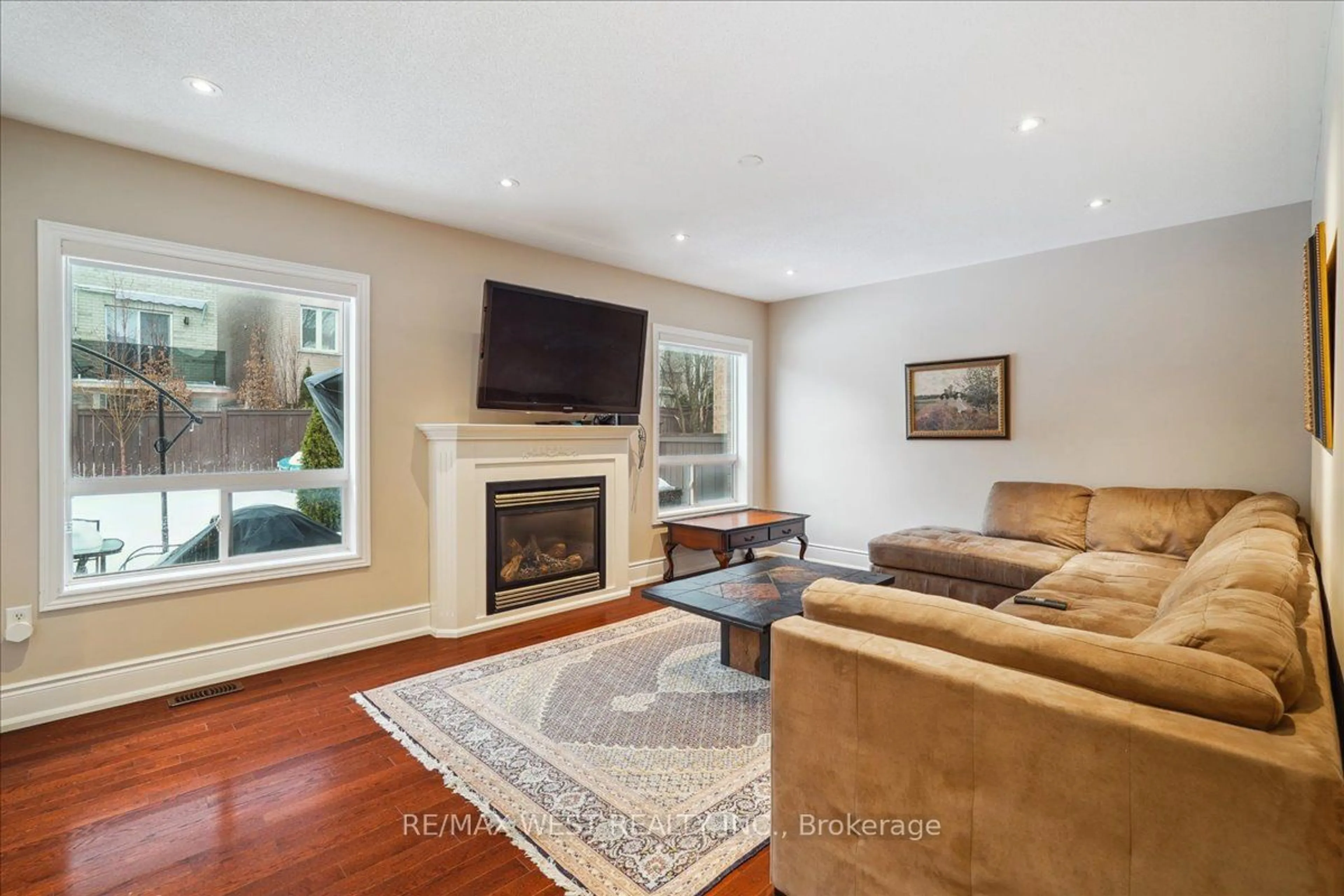 Living room with furniture, unknown for 55 Mynden Way, Newmarket Ontario L3X 3A8