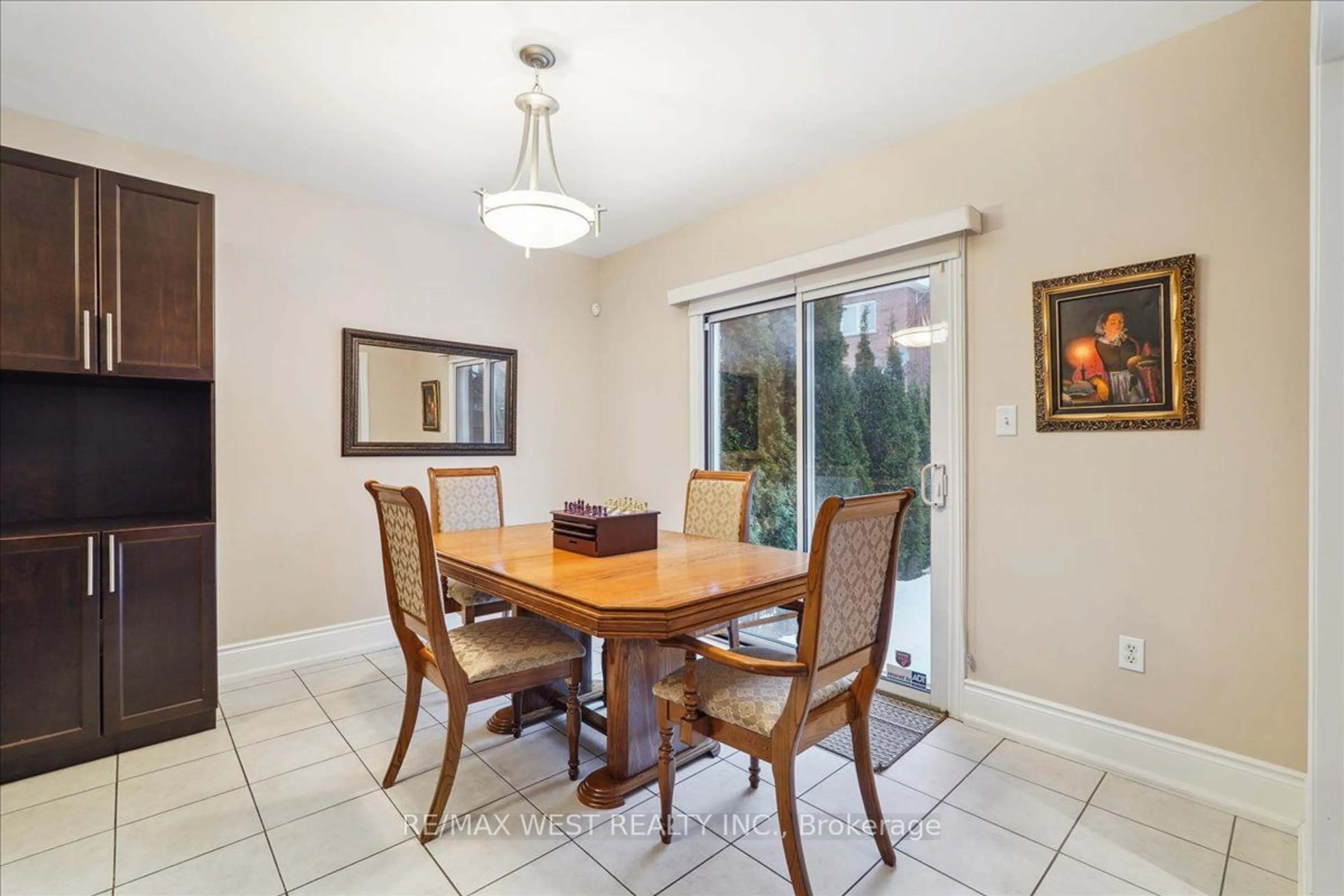 Dining room, ceramic/tile floor for 55 Mynden Way, Newmarket Ontario L3X 3A8