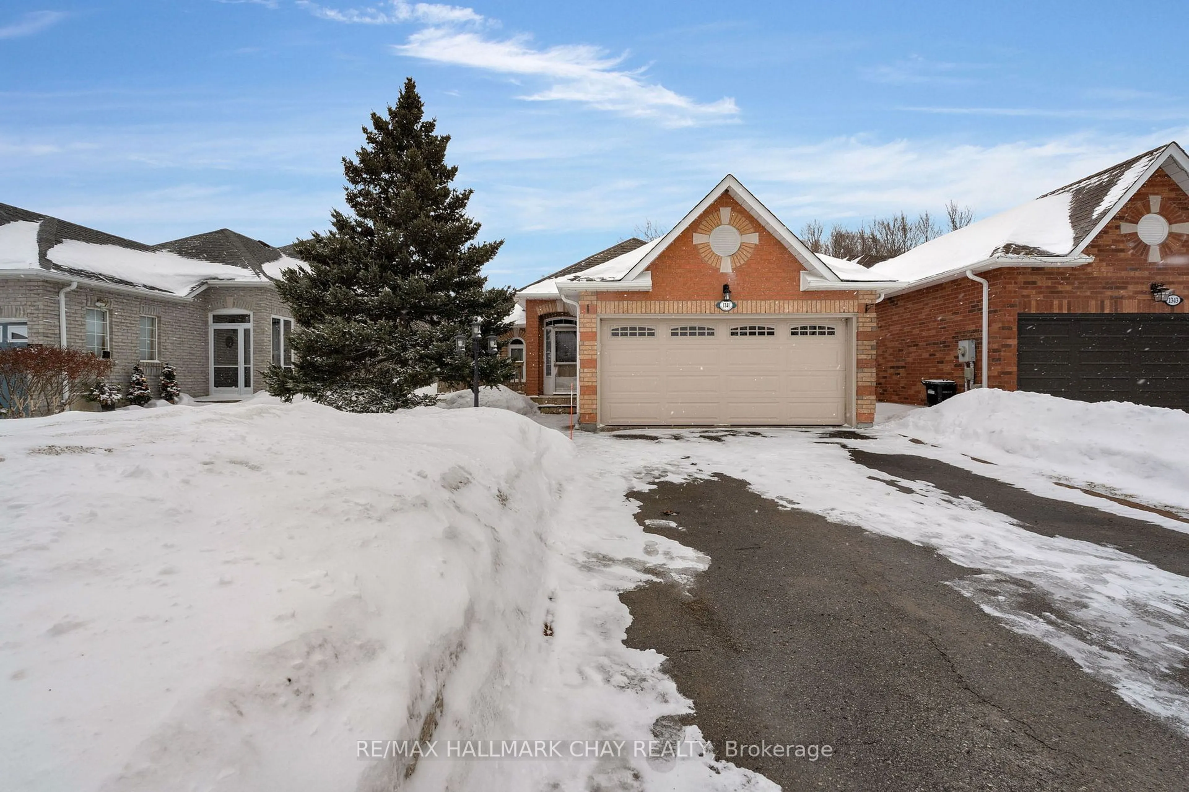 A pic from outside/outdoor area/front of a property/back of a property/a pic from drone, street for 1341 Forest St, Innisfil Ontario L9S 1Z9