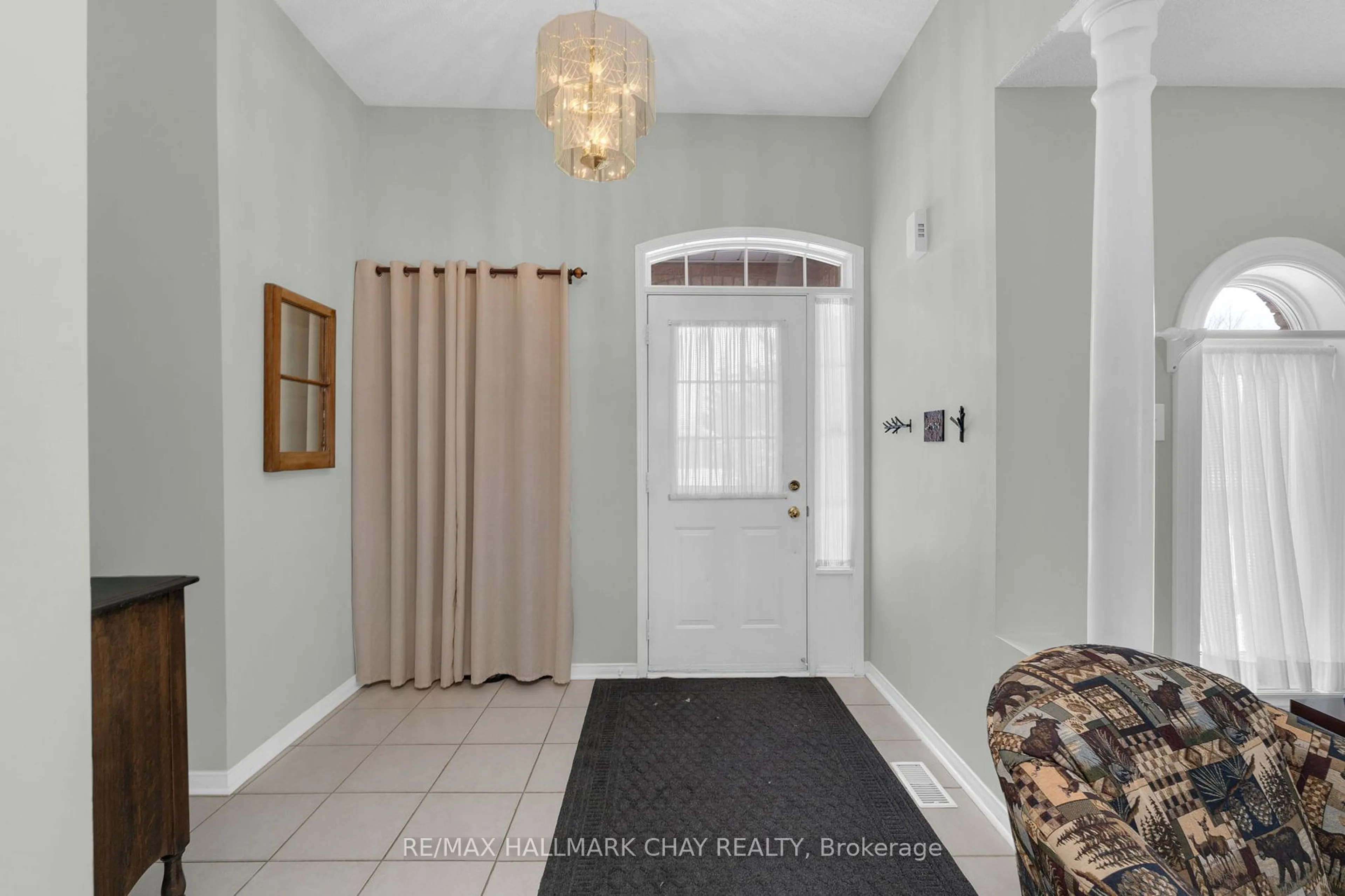 Indoor entryway for 1341 Forest St, Innisfil Ontario L9S 1Z9