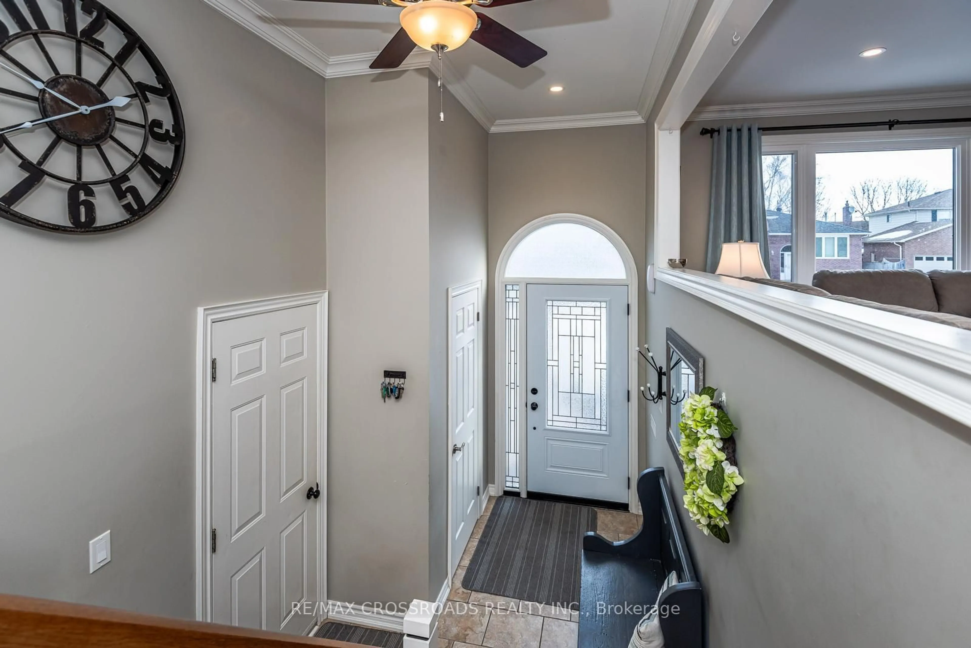 Indoor entryway for 16 Windover Dr, Georgina Ontario L4P 3L9