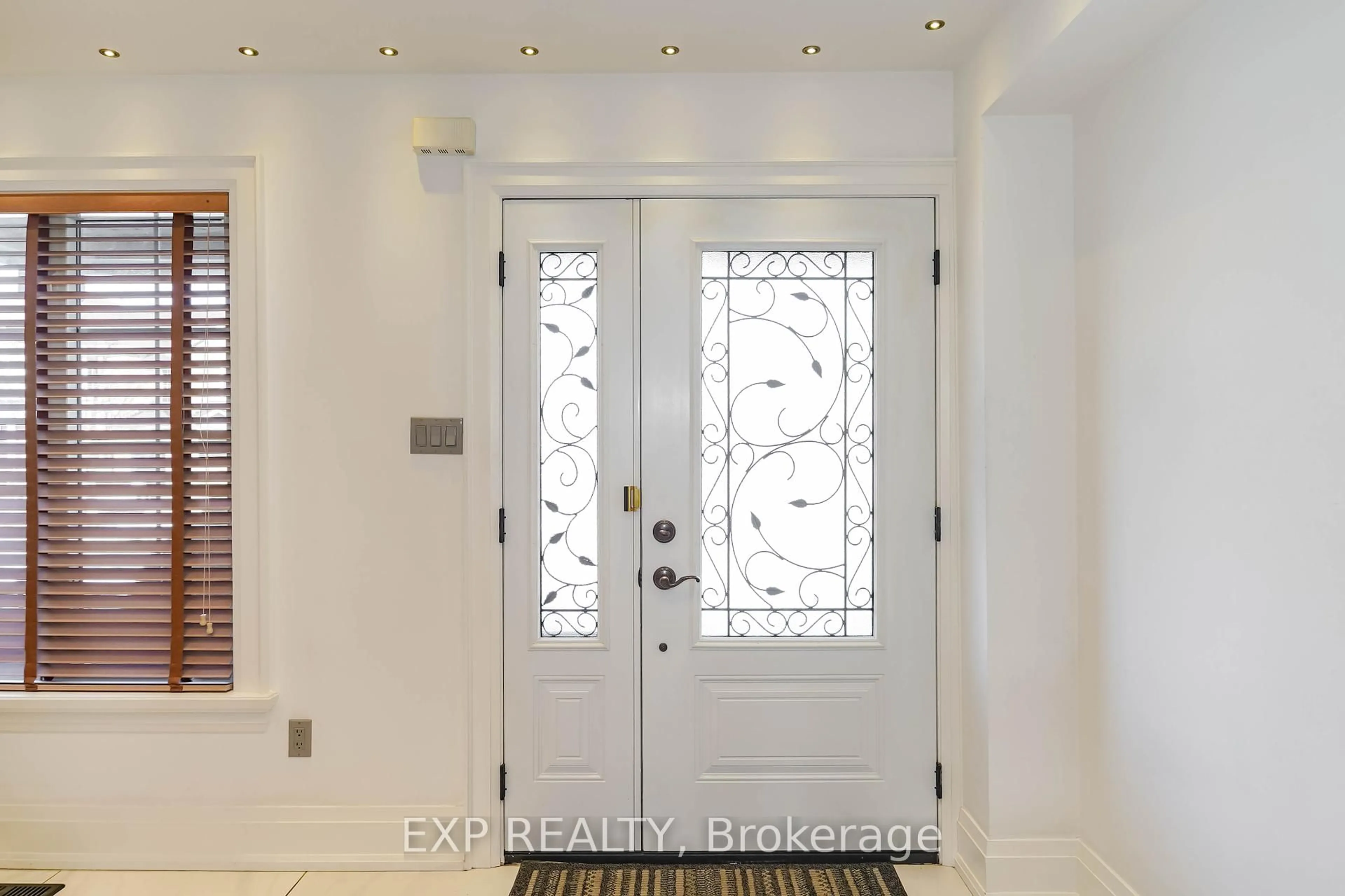 Indoor entryway for 17 Waterton Cres, Richmond Hill Ontario L4B 4L7