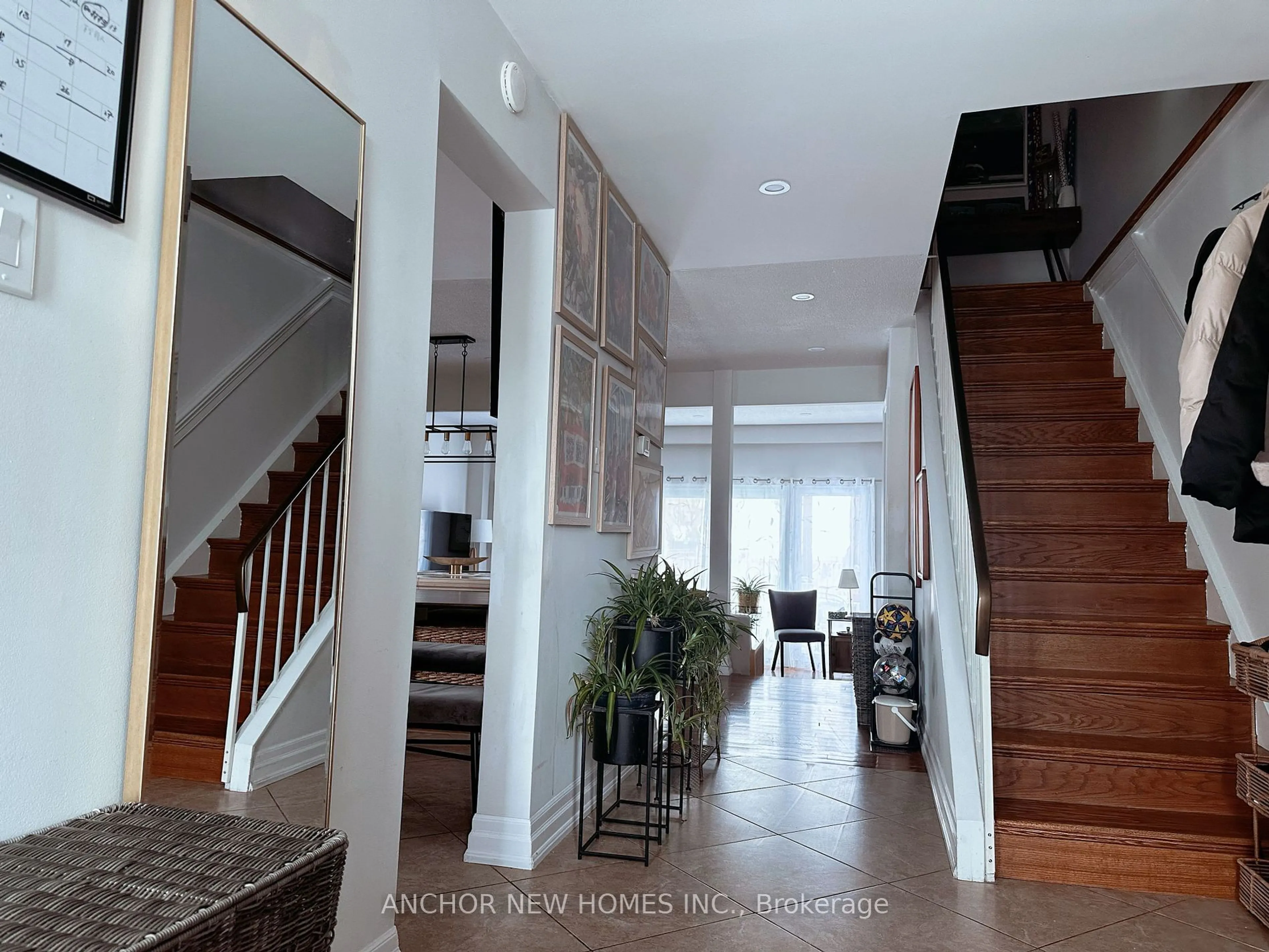 Indoor foyer for 699 Beman Dr, Newmarket Ontario L3Y 4Z3